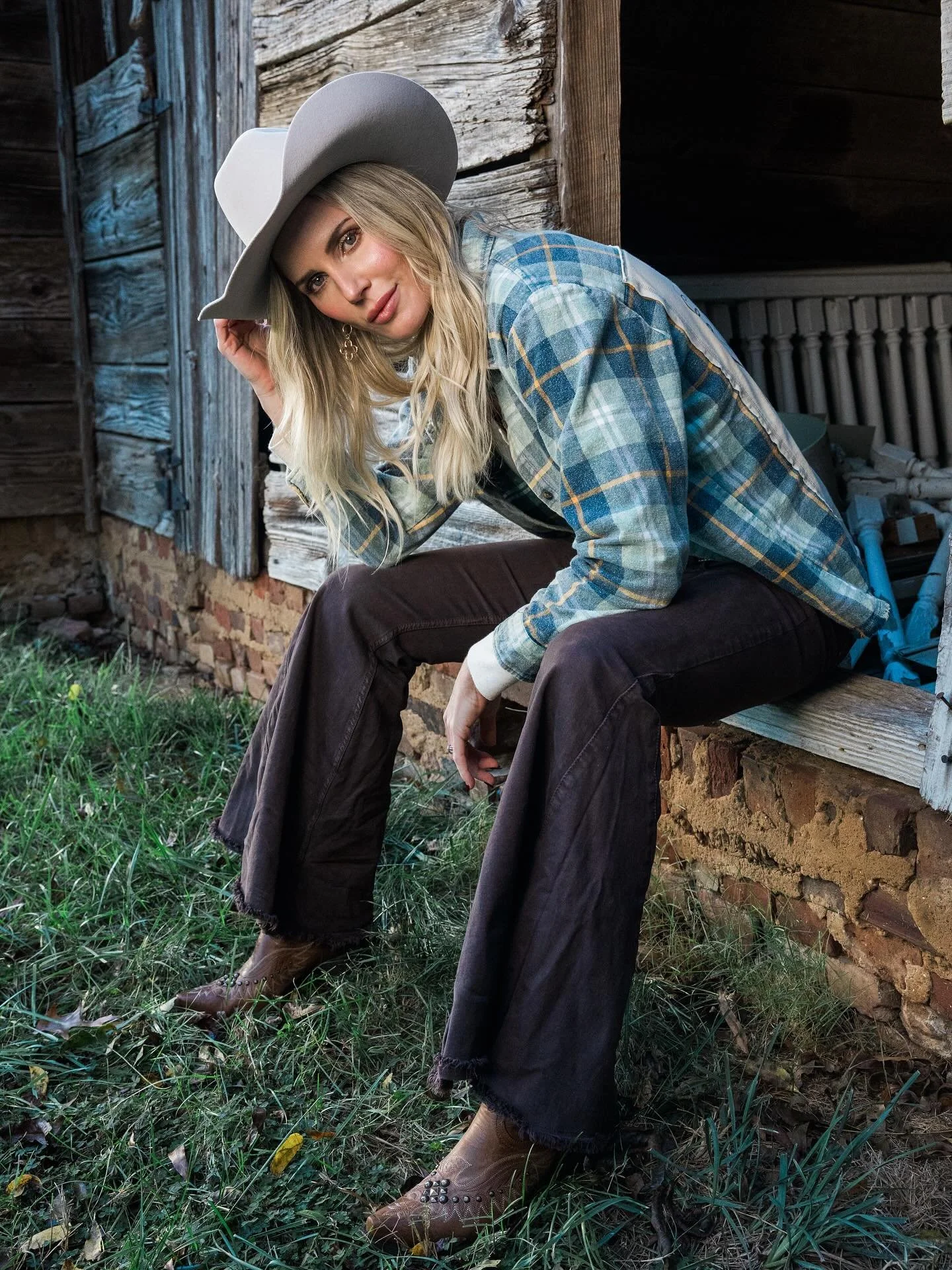 Sometimes God leads us down roads we never expected&hellip;
and grace reminds us&mdash;
this ground is holy too. 💛

📸: @scottlloydphotography 

#graceupongrace #holyground #antm #childofgod #christianwomen #bestill