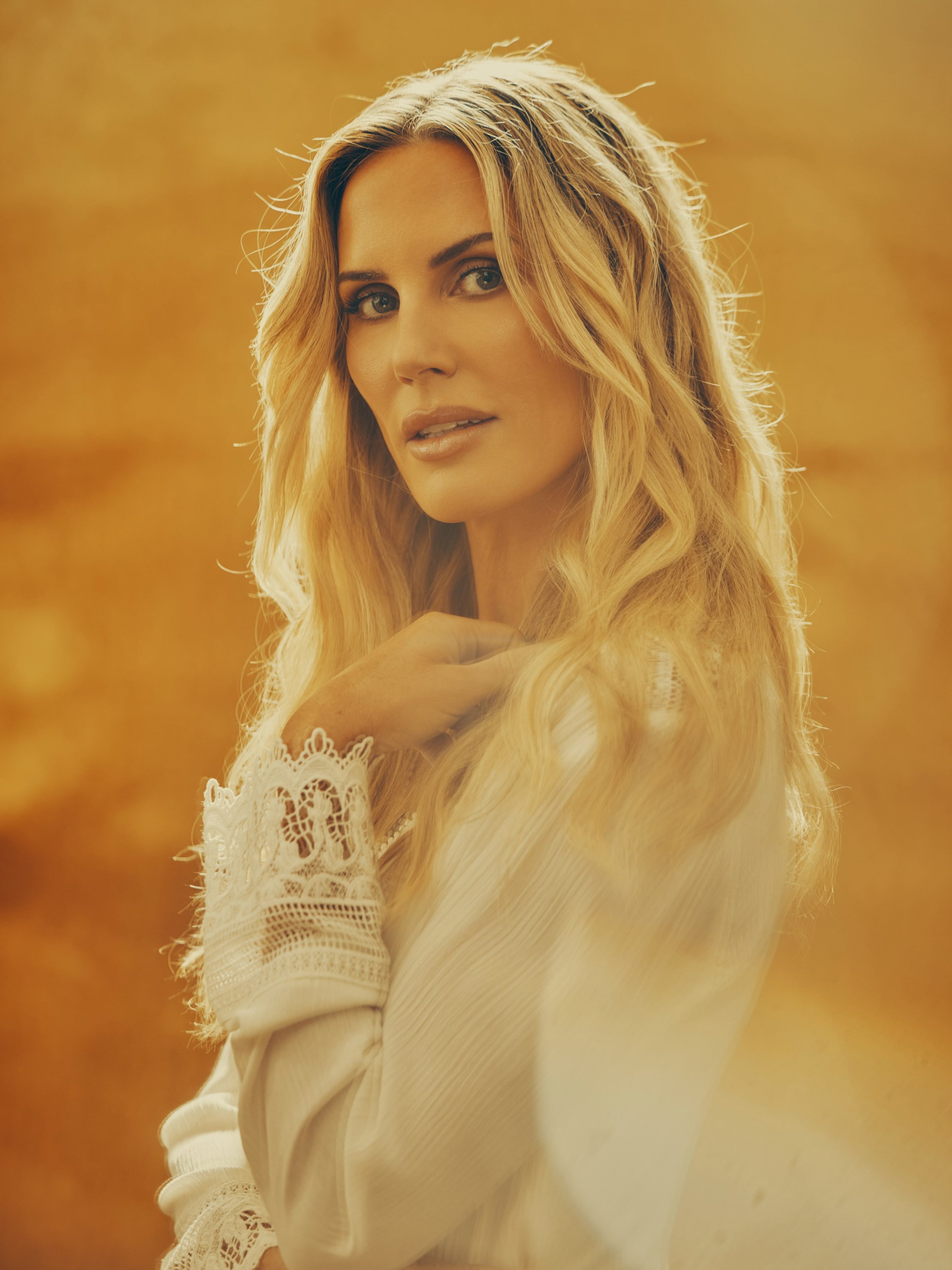 Not every shot makes the cover. 📸🤎

A little something from my Out of Focus cover shoot.