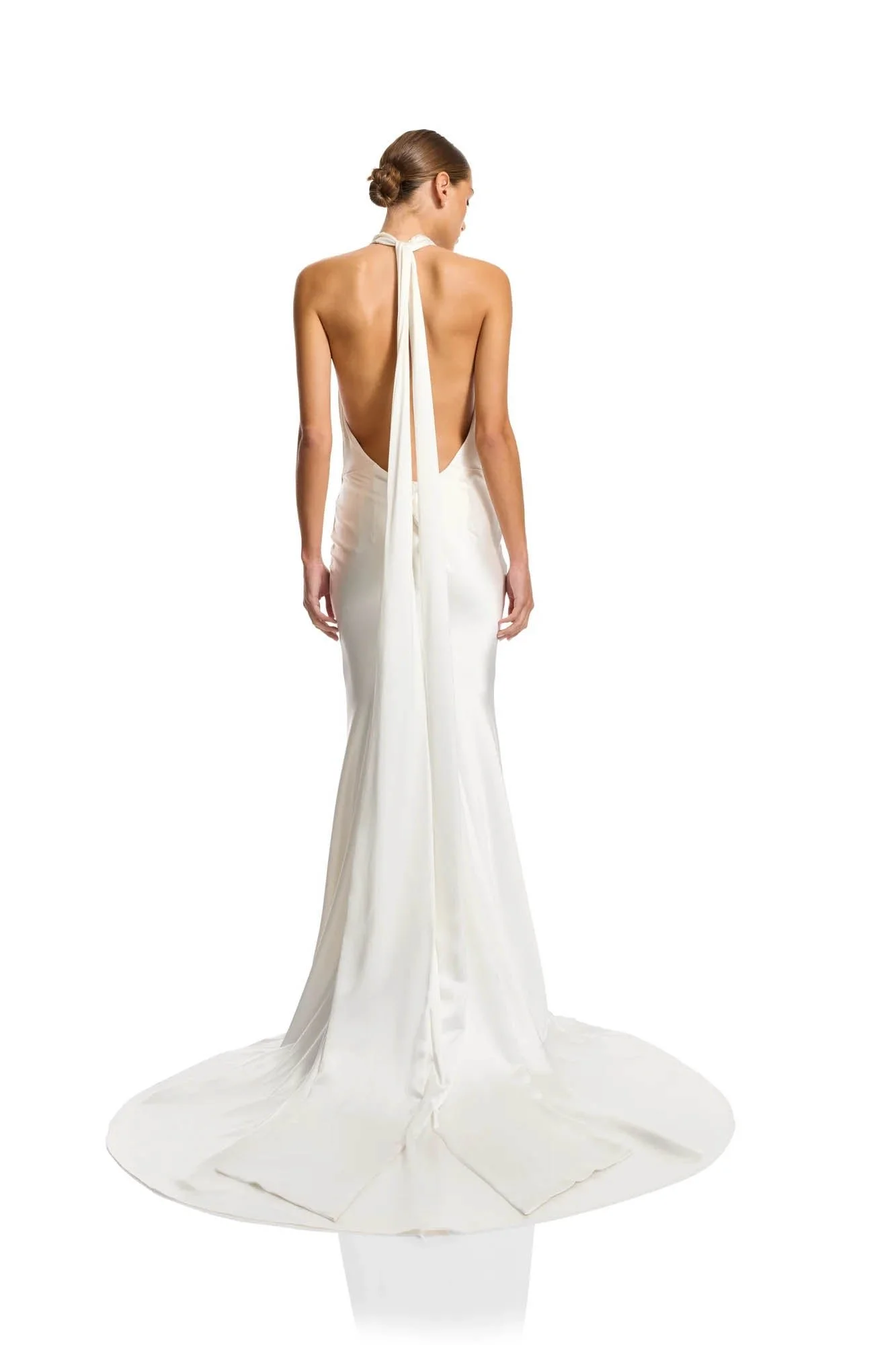 For minimalism with main character energy meet KYHA Bride Cameron. Fluid draping from the halter neck falls effortlessly into a relaxed silhouette. Crafted from satin triacetate, Cameron’s showstopping low back is celebrated via its long ties at the 
