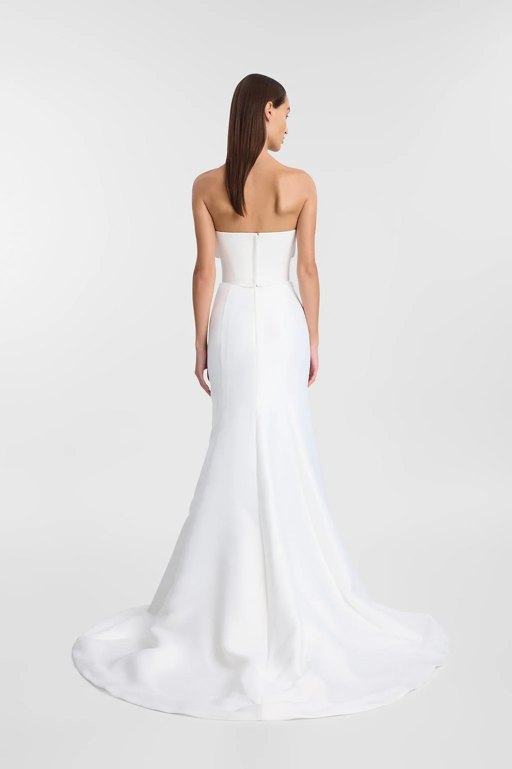 KYHA Bride Turner is a 101 in 90s minimalism and understated luxury. A fresh iteration of tradition, Turner is crafted from matte crepe with a high-waisted fit-and-flare skirt to accentuate the body. The waistband draws in the waist while the floor-s