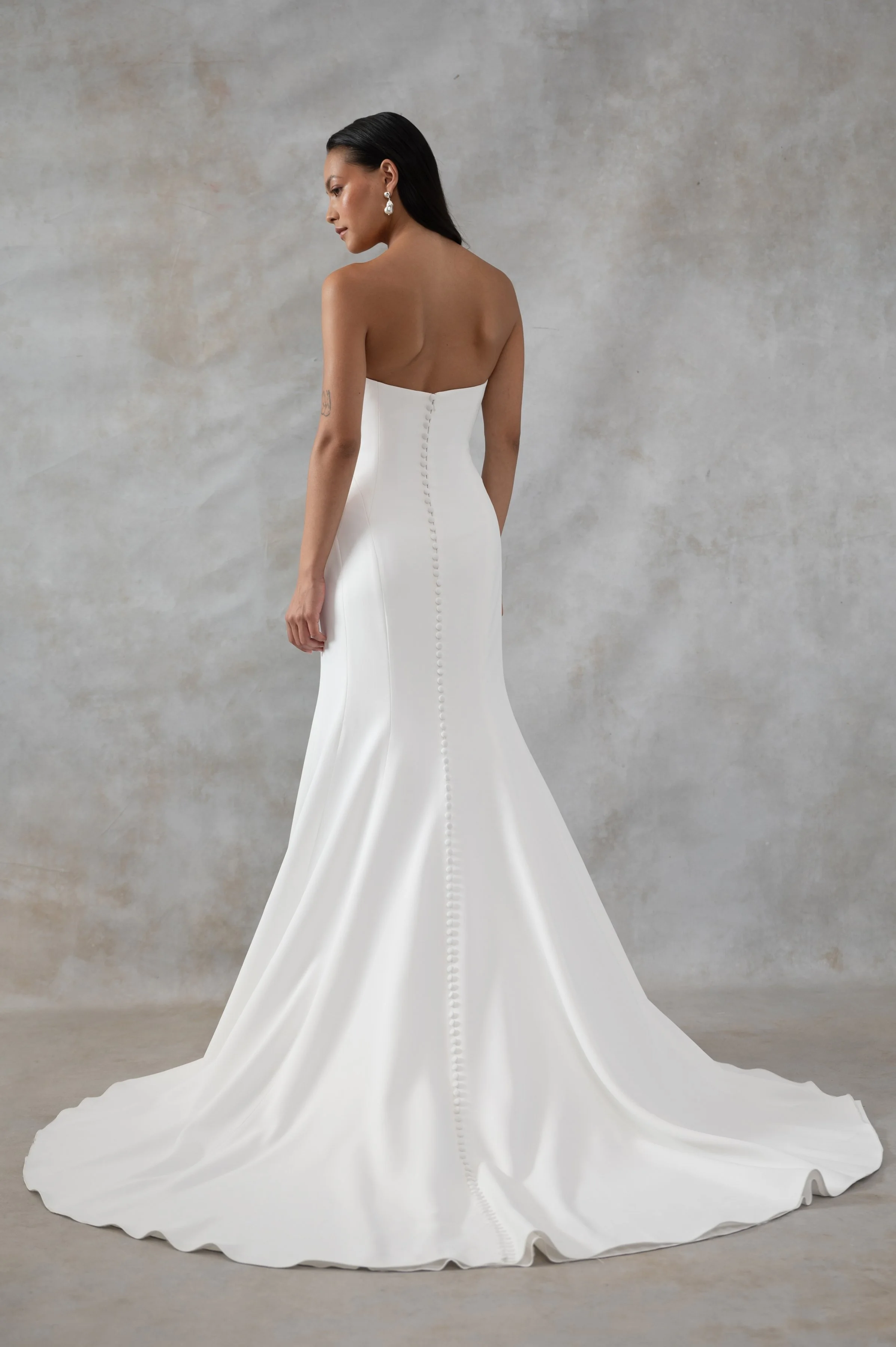 The Jenny Yoo Bridal Geeta gown is a classic bombshell. Cut in our favorite body-hugging Italian crepe, she features curve enhancing seam details and a structured bustier bodice.