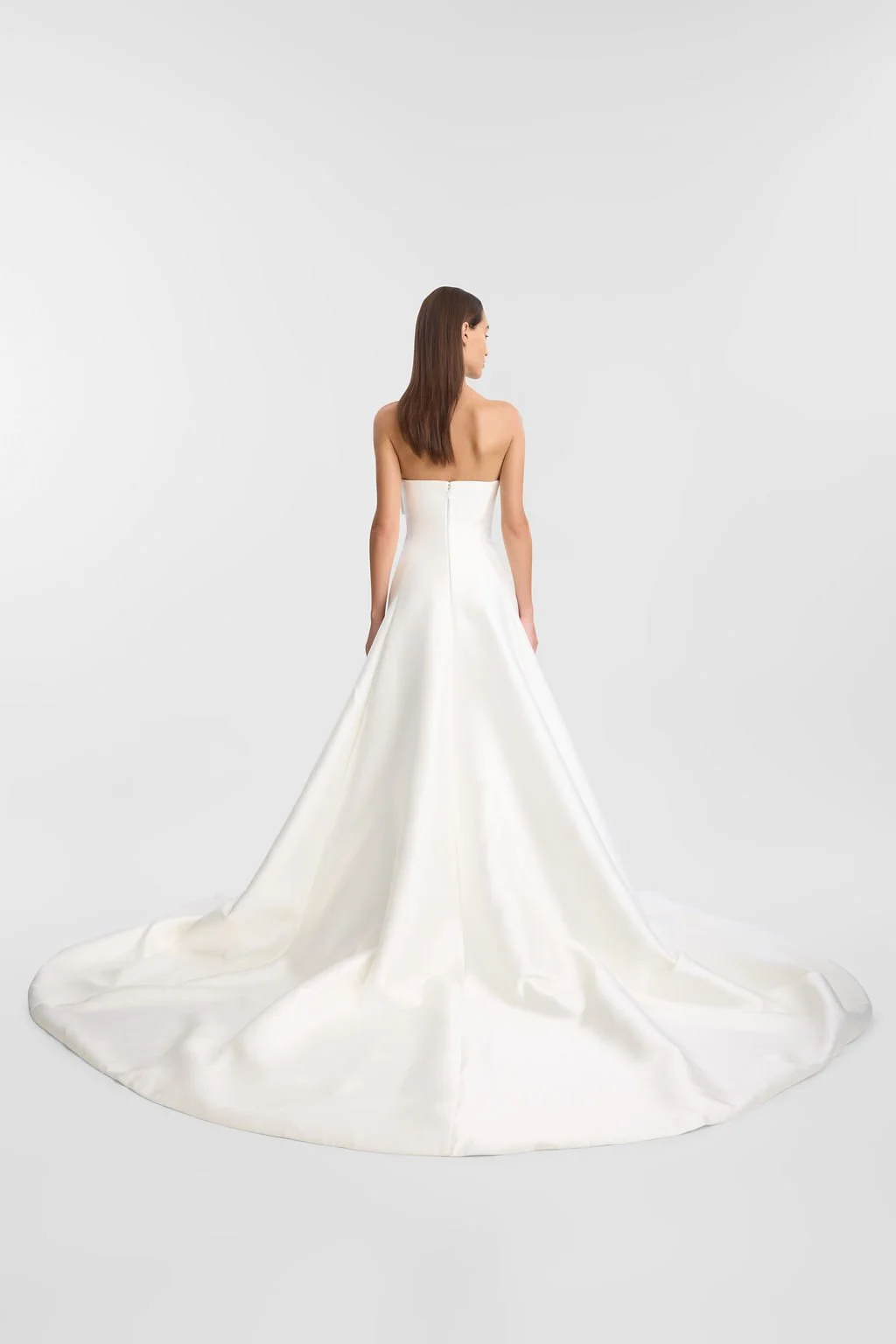 For a go-to for a modern, statement-making look, introducing KYHA Bride Lincoln. A striking silhouette with an unapologetic aesthetic, Lincoln balances technical precision with structural beauty. Cut from lustrous Mikado, Lincoln features a strapless