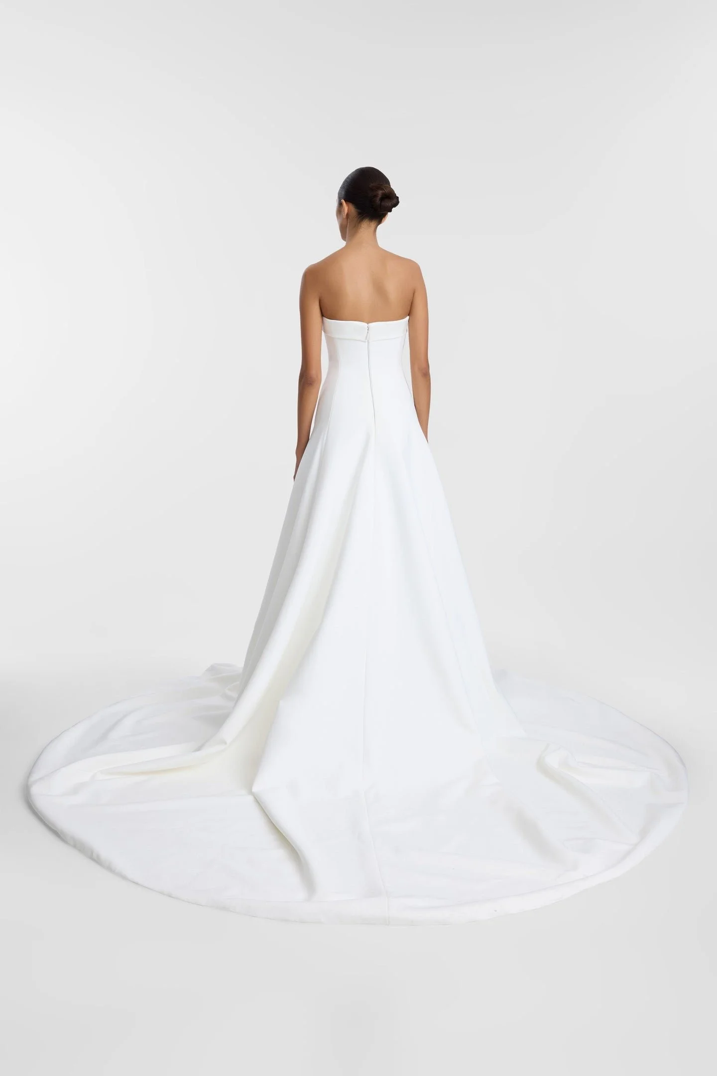 Invigorate your timeless aesthetic with KYHA BRIDE Matí. Reinventing a classic A-line, Matís cinched waist and sculpted godets create column definition at the front of the skirt. Crafted from bonded crepe, Matí features a straight neckline and rule-b