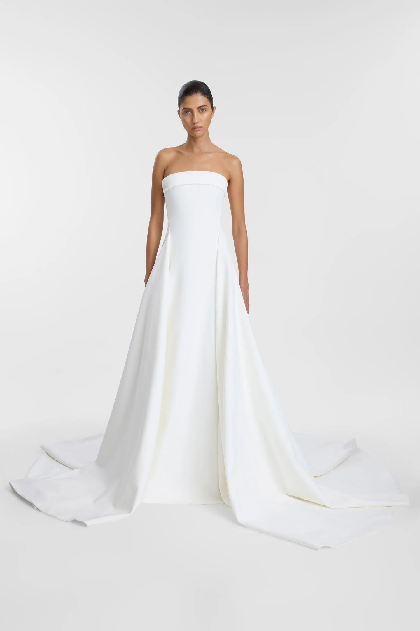 Invigorate your timeless aesthetic with KYHA BRIDE Matí. Reinventing a classic A-line, Matís cinched waist and sculpted godets create column definition at the front of the skirt. Crafted from bonded crepe, Matí features a straight neckline and rule-b