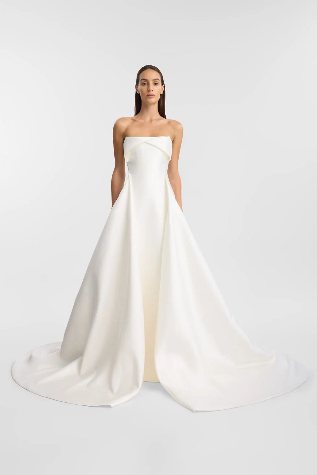 For a go-to for a modern, statement-making look, introducing KYHA Bride Lincoln. A striking silhouette with an unapologetic aesthetic, Lincoln balances technical precision with structural beauty. Cut from lustrous Mikado, Lincoln features a strapless