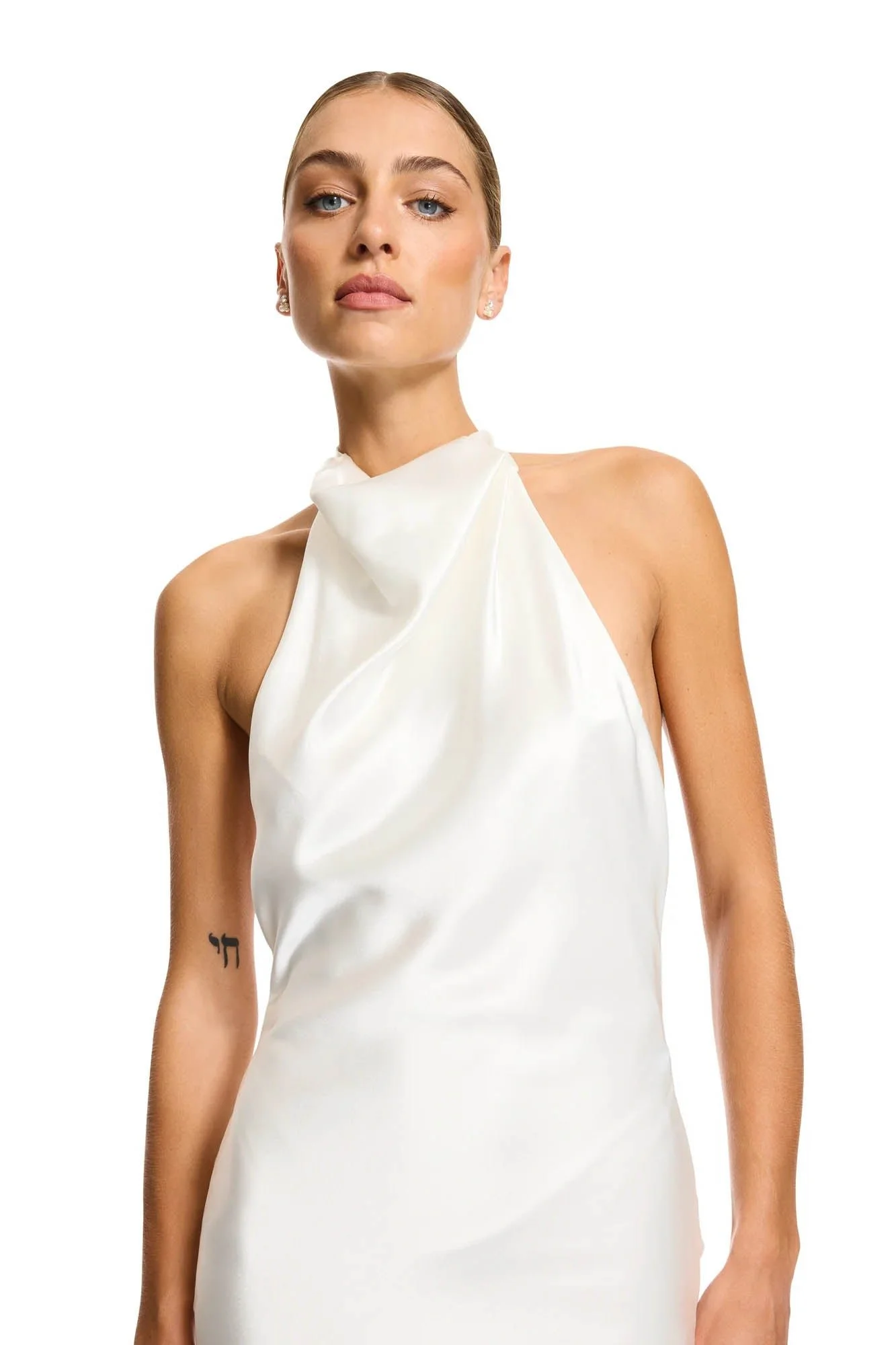 For minimalism with main character energy meet KYHA Bride Cameron. Fluid draping from the halter neck falls effortlessly into a relaxed silhouette. Crafted from satin triacetate, Cameron’s showstopping low back is celebrated via its long ties at the 