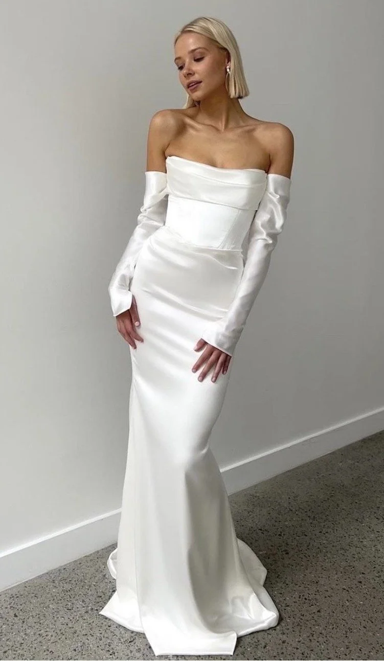 If minimal mastery is on the menu, feast your eyes on KYHA Bride Salacea. A draped, scooped neck corset meets a draped, fit and flare skirt. Relaxed detachable sleeves not only bring an effortless to Salacea, but also a second look. Crafted from slee