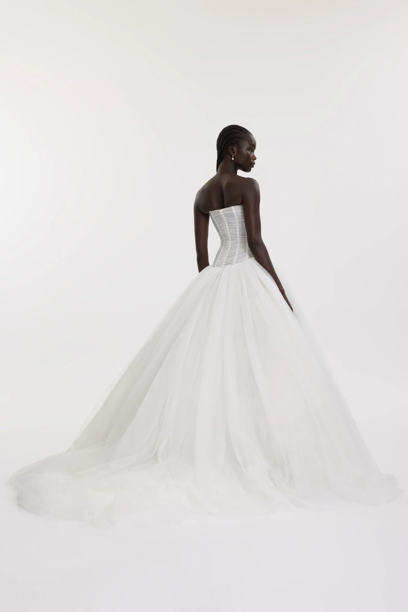 Balletcore energy en pointe via KYHA Bride Beau. Its structured, dropped waist bodice is artfully draped with soft tulle, but it’s the full, gathered skirt that delivers the kind of drama that is usually reserved for the stage