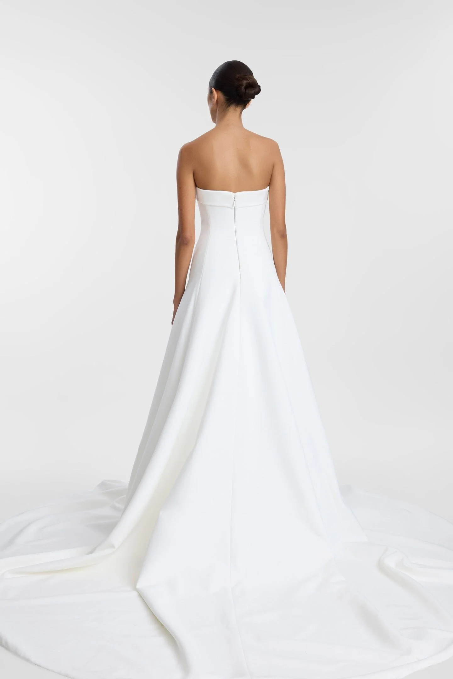 Invigorate your timeless aesthetic with KYHA BRIDE Matí. Reinventing a classic A-line, Matís cinched waist and sculpted godets create column definition at the front of the skirt. Crafted from bonded crepe, Matí features a straight neckline and rule-b