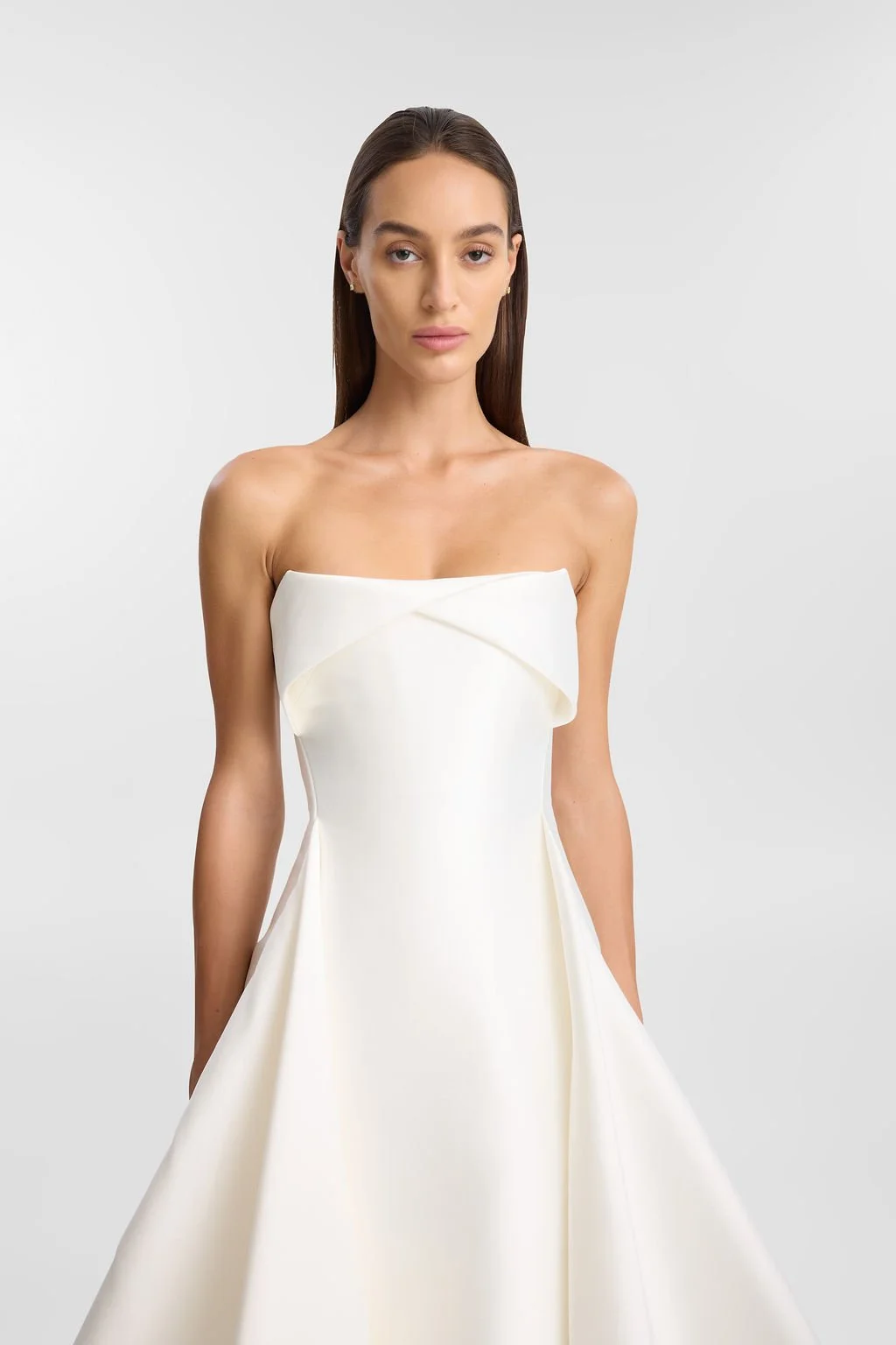 For a go-to for a modern, statement-making look, introducing KYHA Bride Lincoln. A striking silhouette with an unapologetic aesthetic, Lincoln balances technical precision with structural beauty. Cut from lustrous Mikado, Lincoln features a strapless