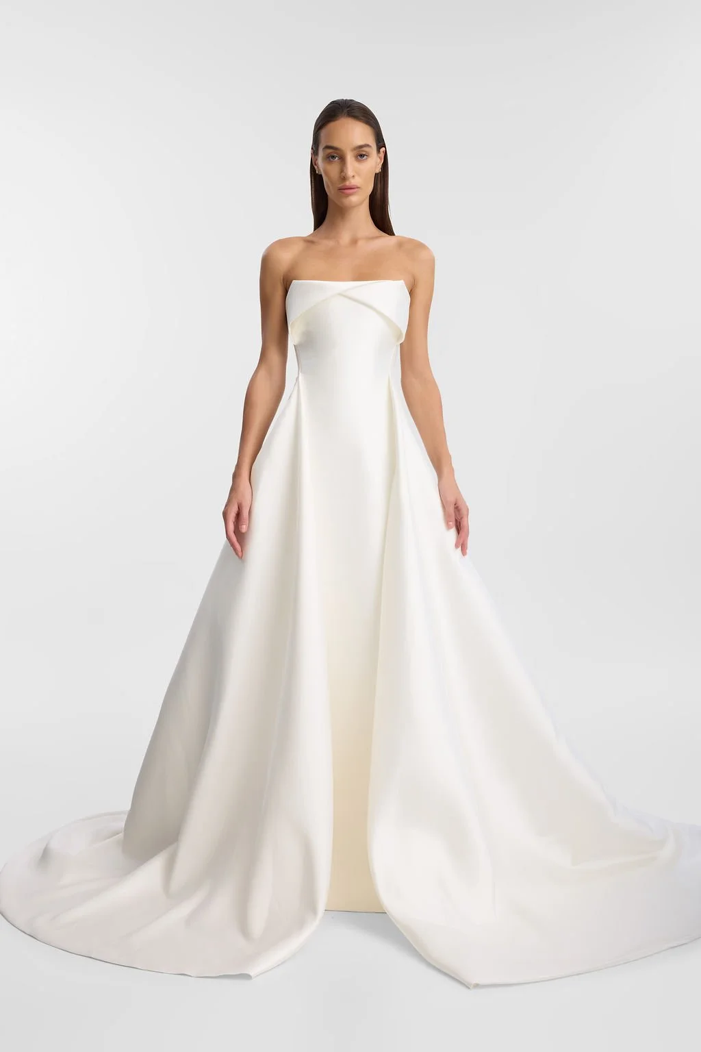 For a go-to for a modern, statement-making look, introducing KYHA Bride Lincoln. A striking silhouette with an unapologetic aesthetic, Lincoln balances technical precision with structural beauty. Cut from lustrous Mikado, Lincoln features a strapless