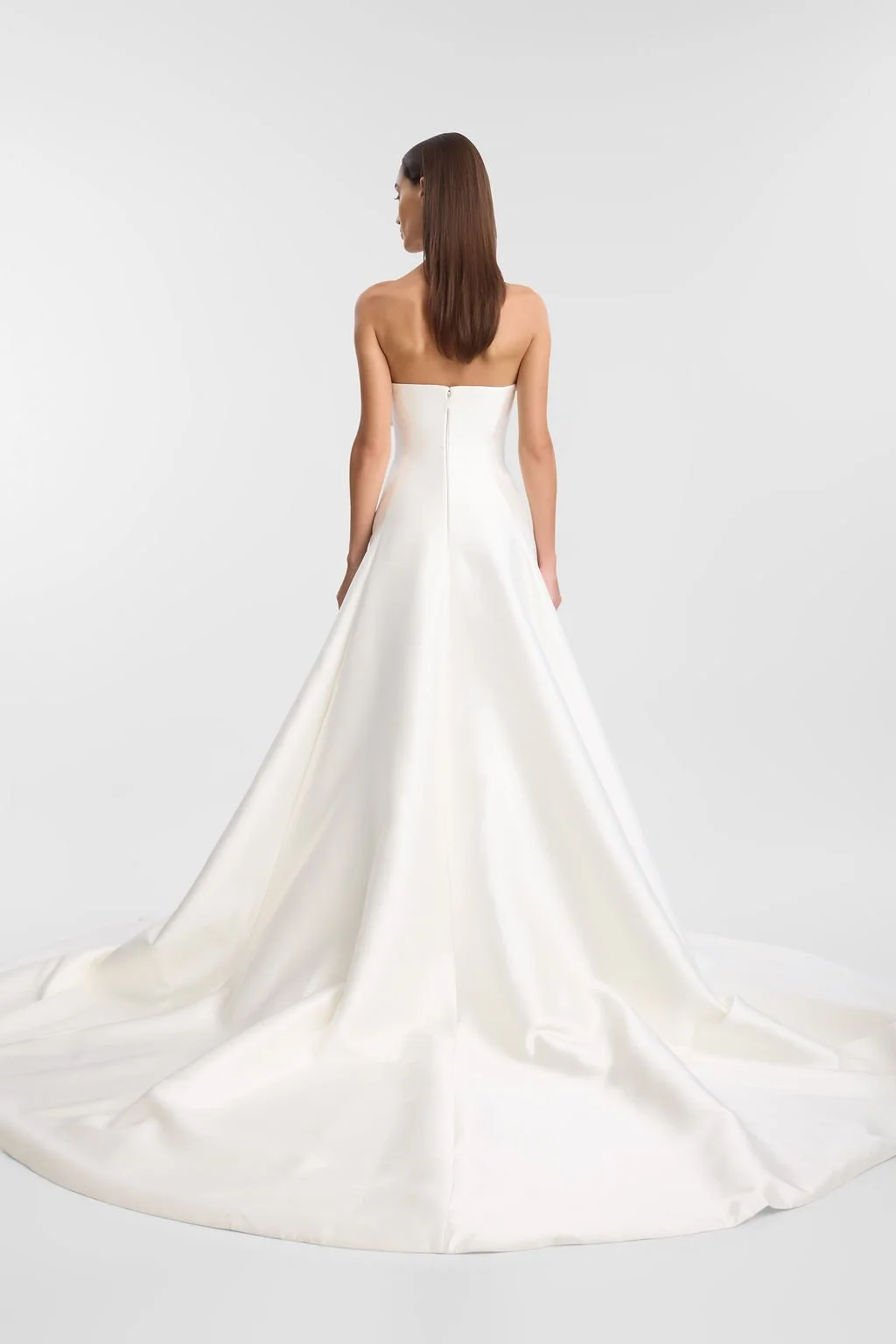For a go-to for a modern, statement-making look, introducing KYHA Bride Lincoln. A striking silhouette with an unapologetic aesthetic, Lincoln balances technical precision with structural beauty. Cut from lustrous Mikado, Lincoln features a strapless