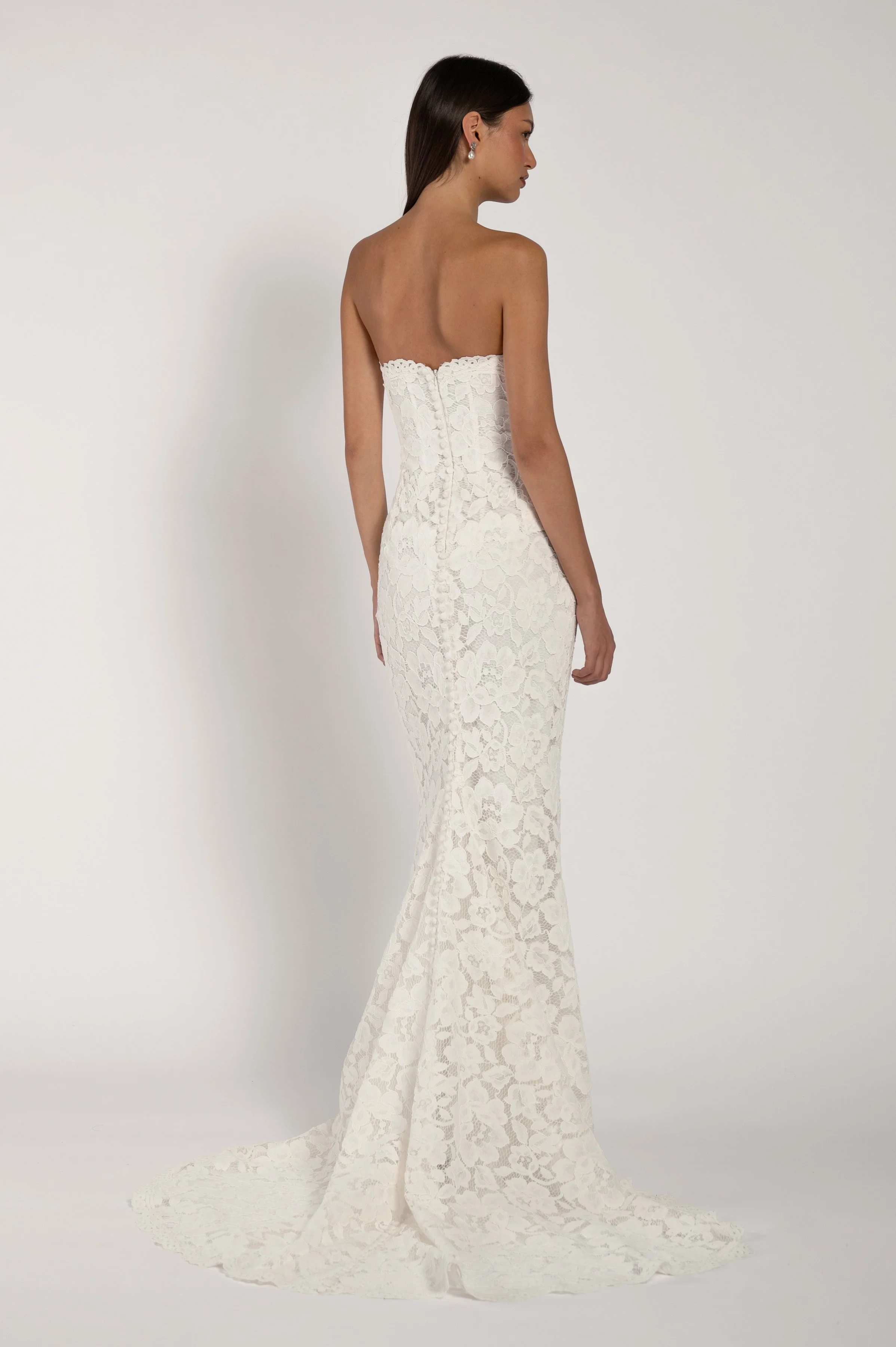 The Jenny Yoo Alyne gown stocked at Halo & Wren Bridal - The Jenny Yoo Bridal Alyne gown is a classic beauty. The corseted bodice wraps gracefully around your shoulders while the dramatic skirt adds romance and drama
