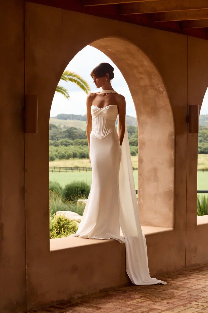 MWL Bridal Sol is our illusion bodice and skirt combination, a very new creation for MWL that blends the sophistication of a bodice and skirt with the seamless beauty of a full dress. Designed to give brides the feel of a complete wedding gown withou