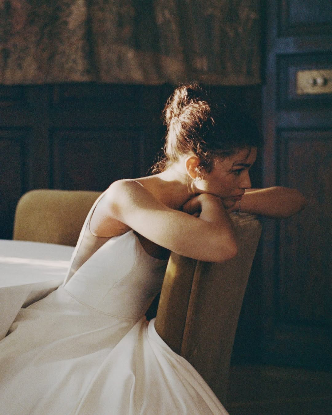 The Jenny Yoo Bridal Lawrence Gown stocked at Halo & Wren Bridal Ltd. The Lawrence scoop neck bridal gown blends an effortlessly cool feeling with classic bridal details. The squared off scoop neckline flatters the collarbone and décolletage, and the