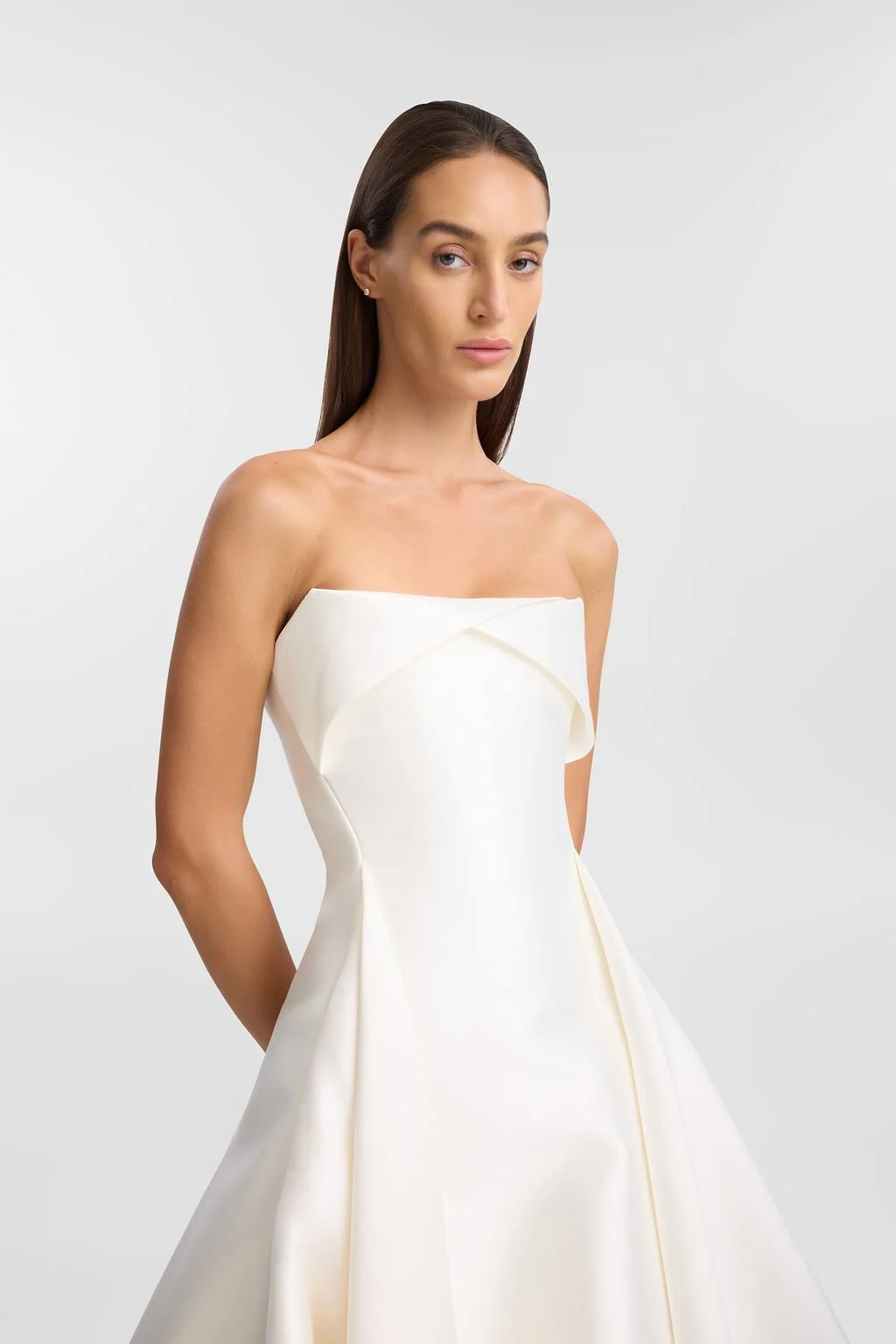 For a go-to for a modern, statement-making look, introducing KYHA Bride Lincoln. A striking silhouette with an unapologetic aesthetic, Lincoln balances technical precision with structural beauty. Cut from lustrous Mikado, Lincoln features a strapless