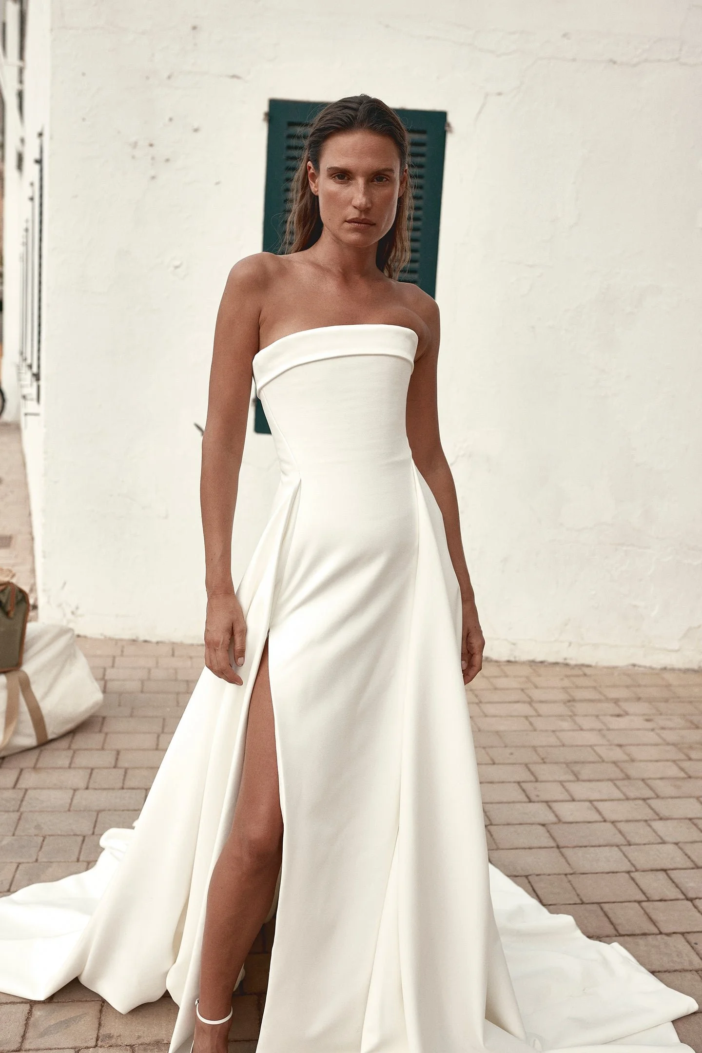 Invigorate your timeless aesthetic with KYHA BRIDE Matí. Reinventing a classic A-line, Matís cinched waist and sculpted godets create column definition at the front of the skirt. Crafted from bonded crepe, Matí features a straight neckline and rule-b