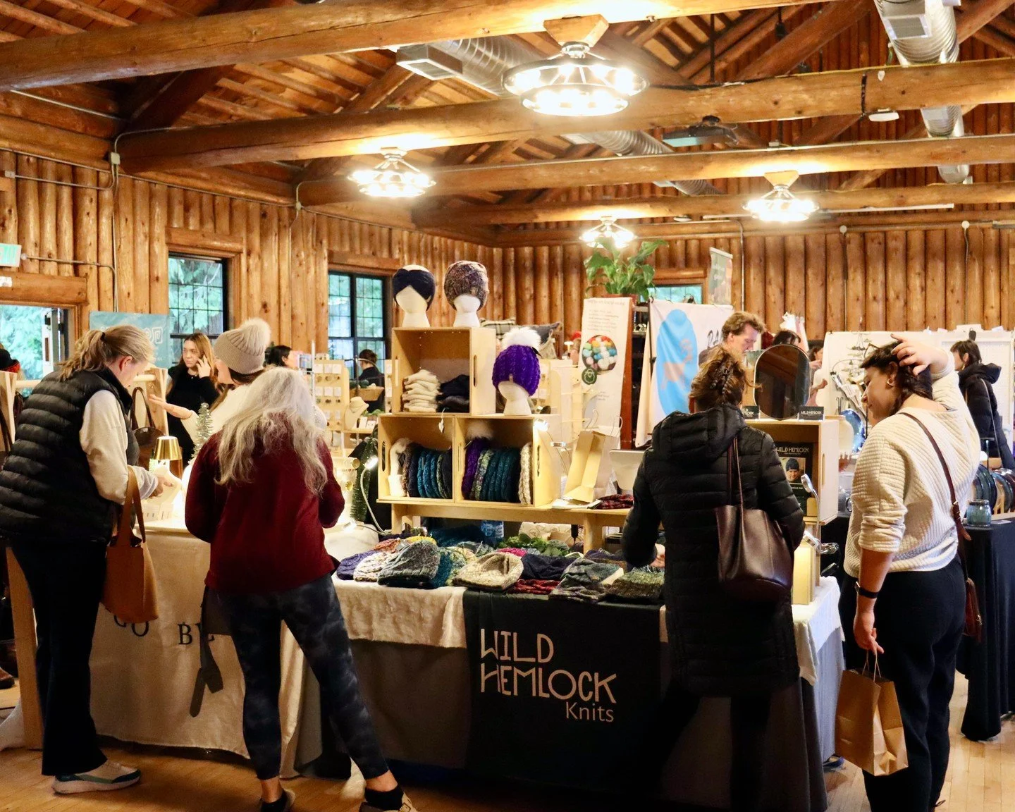 This holiday season, we will be hosting over 100 different makers spread across three shopping weekends. Each weekend is hosted at the Hillcrest Lodge in Mount Vernon from 10am-4pm. Save the dates: Nov 14-15, Dec 5-6, Dec 19-20. See you there! ❄️