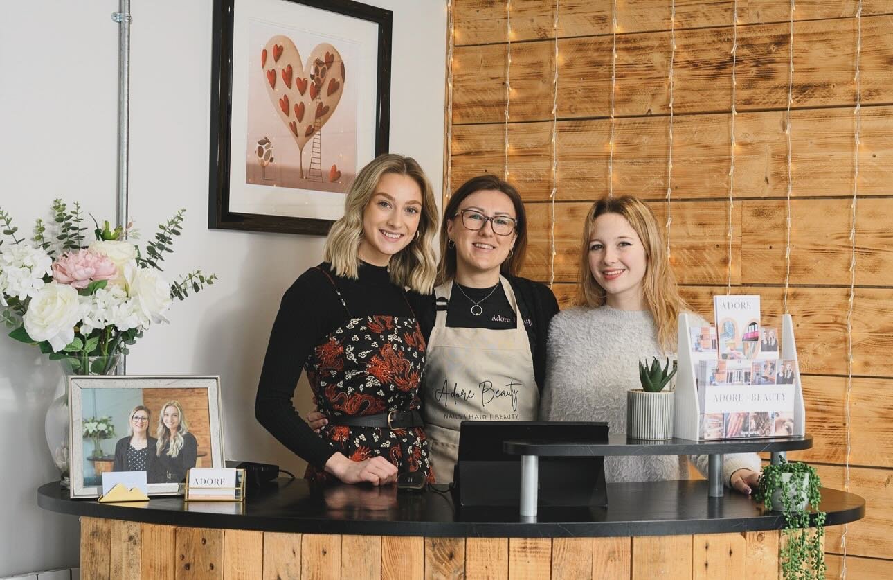✨ M E E T  T H E  T E A M ✨

From left to right ➡️
Tamsin ~ Hairdresser 
Abi ~ Beauty Therapist | Salon Owner
Natalie ~ Nail Technician 

Head over to our website for bookings 24/7 ~ www.adore-beauty.co.uk, links for each therapist💕