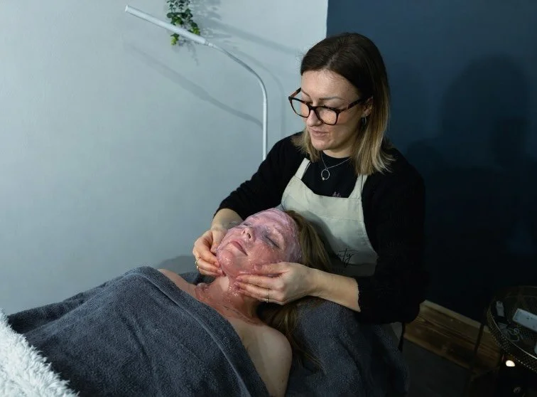 ✨ I N T R O D U C I N G &hellip; 
Rose Peel JELLY MASK ✨

Benefits : 
✓ Ease flare ups and redness 
✓ Reduce the appearance of fine lines, wrinkles, and hyperpigmentation
✓ Brighten skin tone 

Your skin deserves nothing but the best with professiona