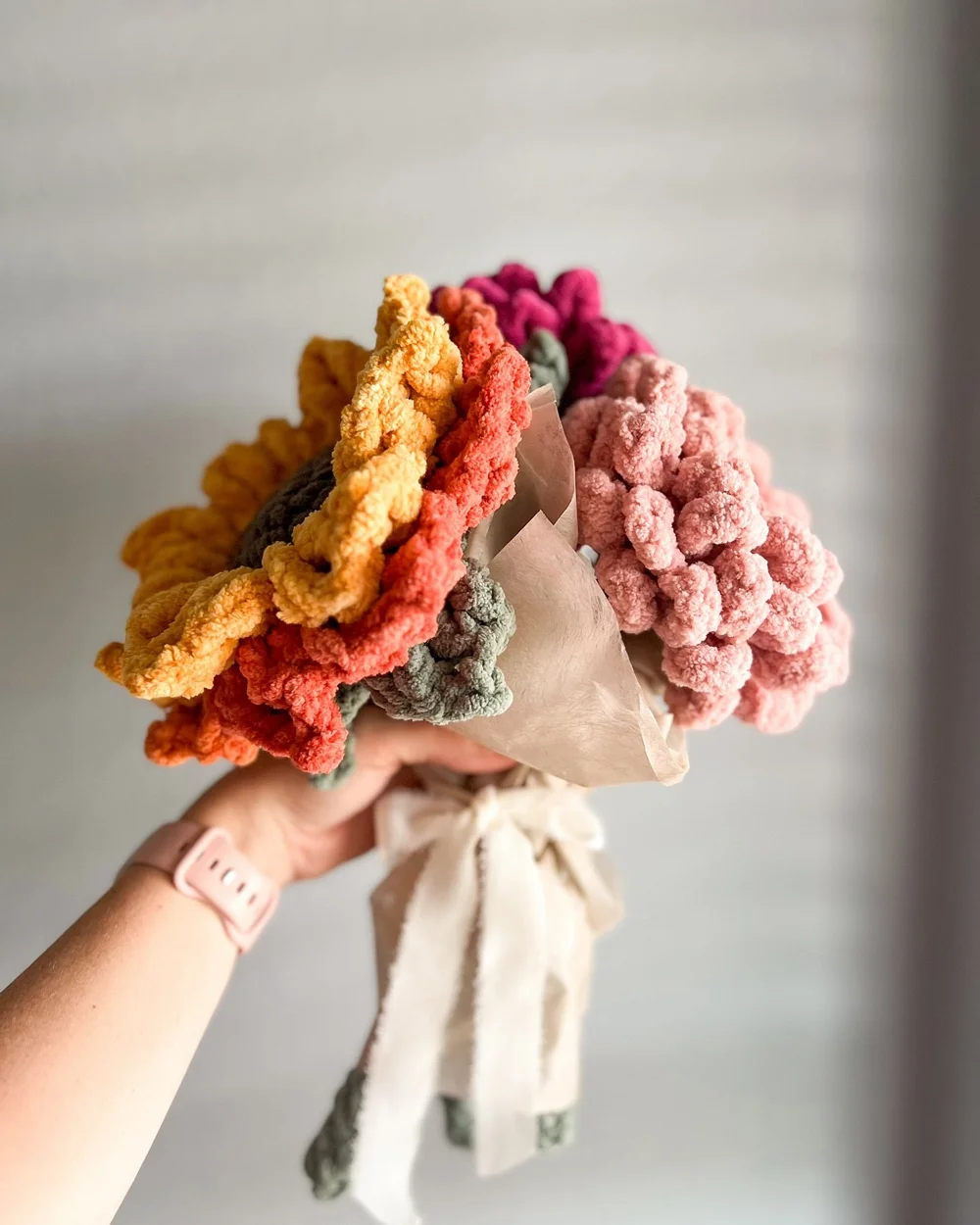 So excited with how this bouquet came out 😍

Floral recipe: 

1 gold/orange sunflower (@bernatyarn bernat ombr&eacute; orange crush, colors separated)
1 dark pink zinnia (@bernatyarn bernat blanket deep fuchsia)
1 muted pink zinnia (@joann_stores bi