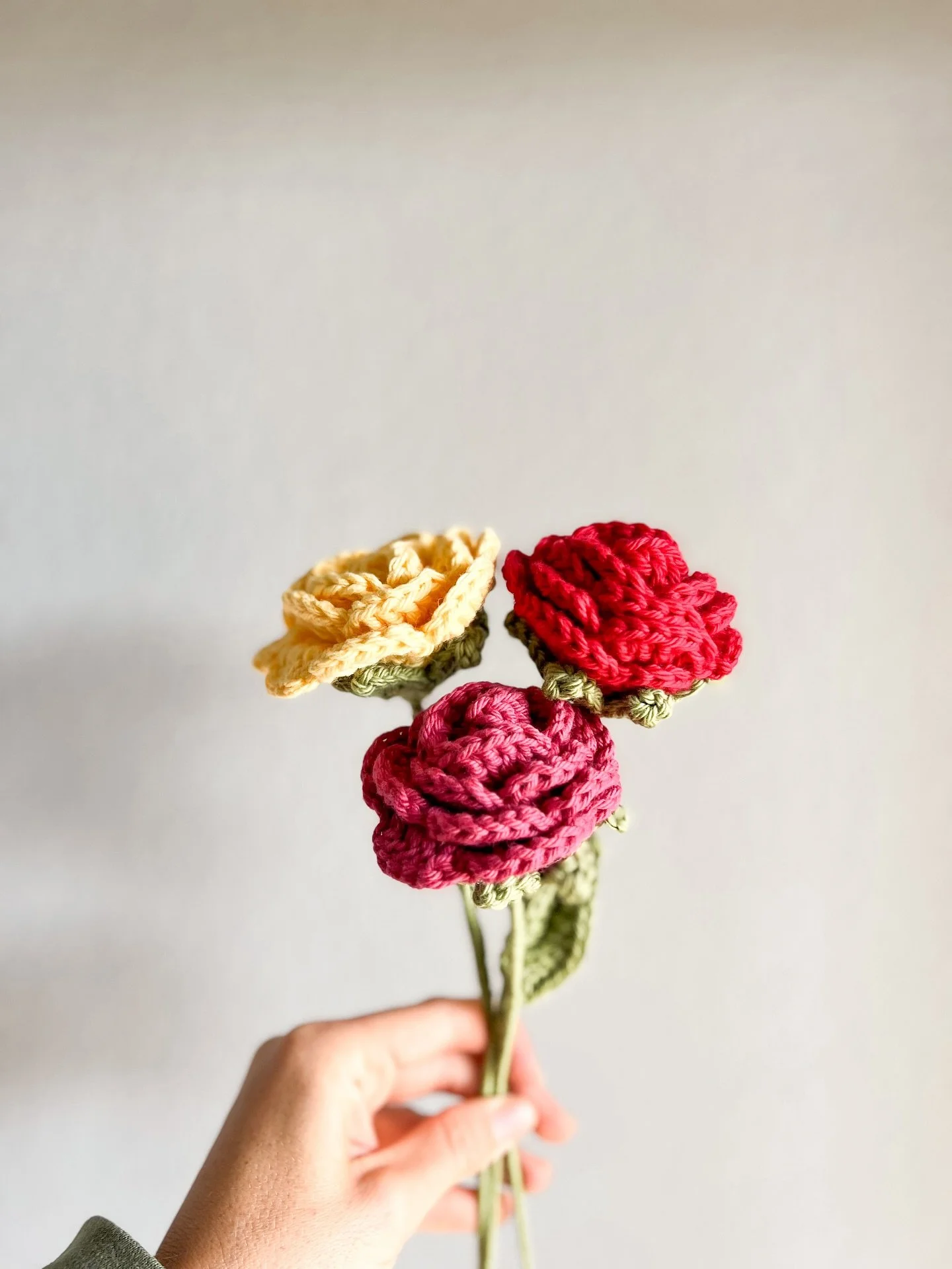 I had the complete honor of testing @happyyarnloops Everlasting Rose pattern this past week and it made me so happy! 🌹 

I&rsquo;m slowly getting more used to working with floral wire and it is so cool to see every time how they turn out! These rose