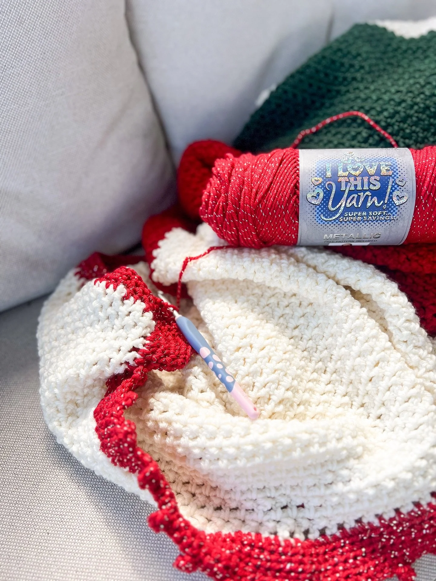 Sneak peek at a new free blanket pattern coming to the blog soon! ✨ 

It&rsquo;s basically my Madeline Baby Blanket pattern with a few sizing modifications. It&rsquo;s still got the 4 color blocks and same main pattern&hellip;just a bit bigger and mo