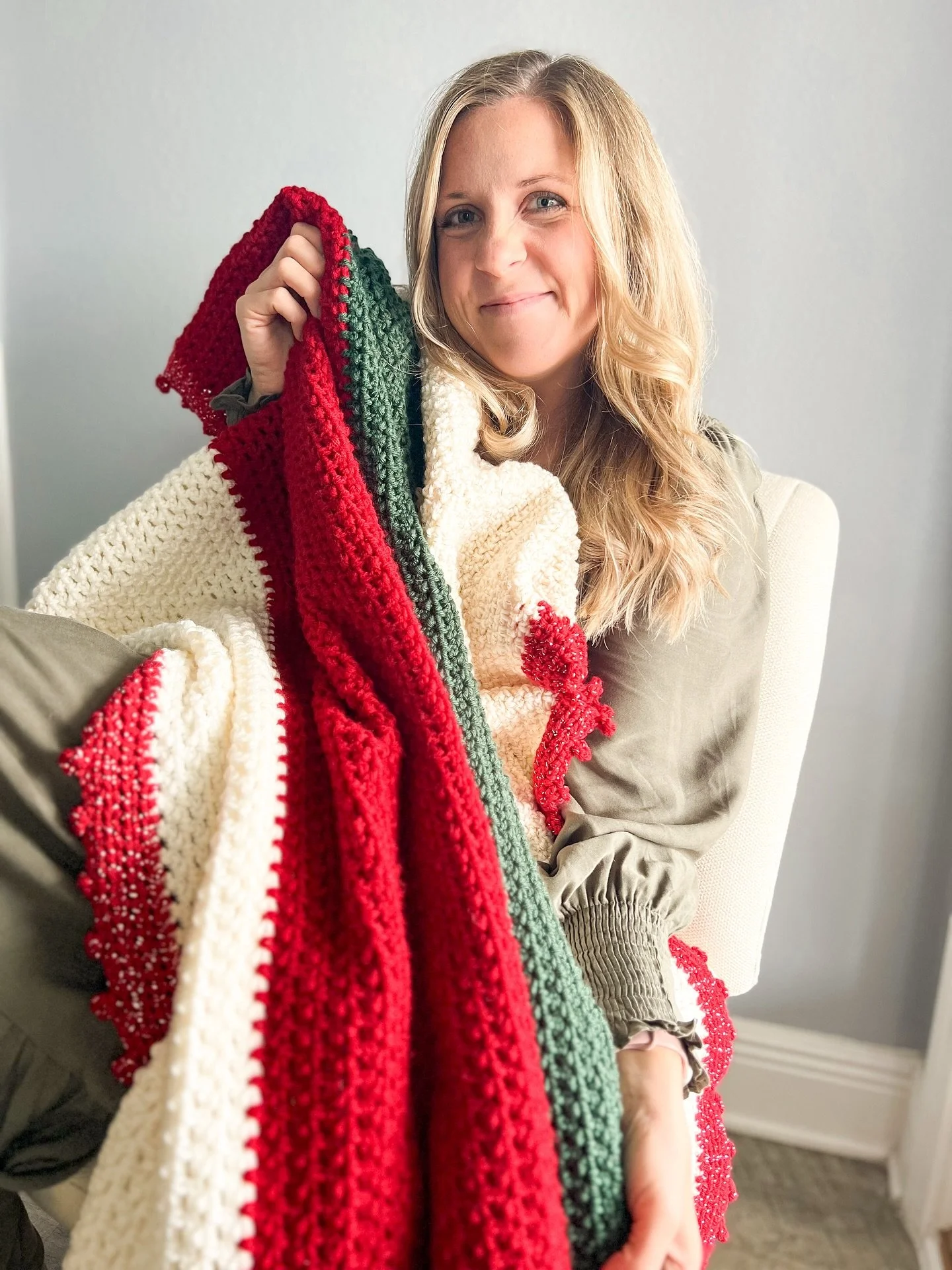 The Madeline Christmas Blanket has arrived! 🎄 

If you&rsquo;re on my email list then you should have gotten the email yesterday being the first to see this blanket finally finished! ✨ 

You can officially find the pattern on my blog along with a fu