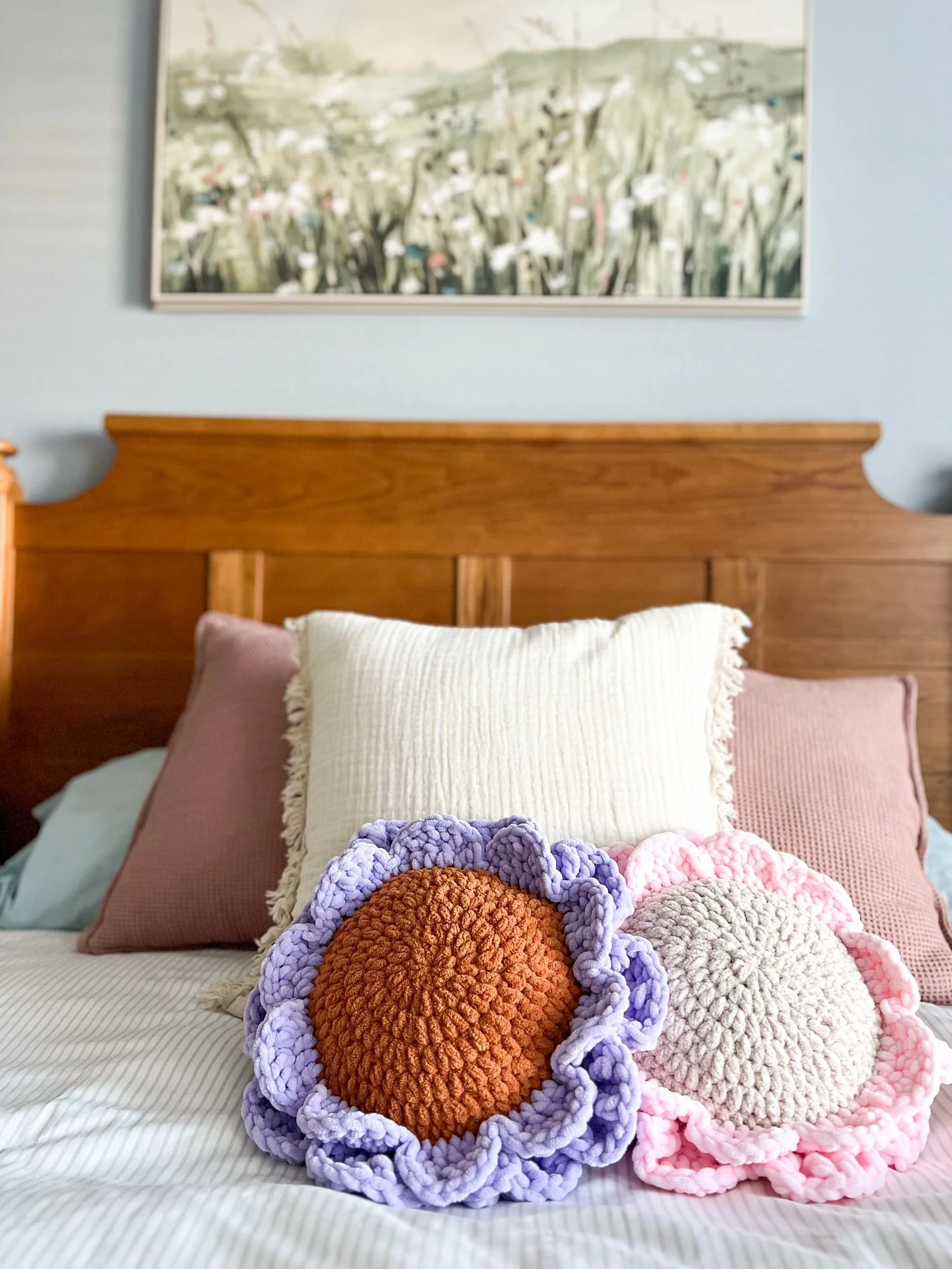 🌸 The Blossom Pillow AND Toddler Purse 🌸

So happy to get to test these beautiful patterns for @bobblesandblooms that are officially LIVE and ready for you to make today! I see many many more of both of these in my future. 😍

Both patterns are ava