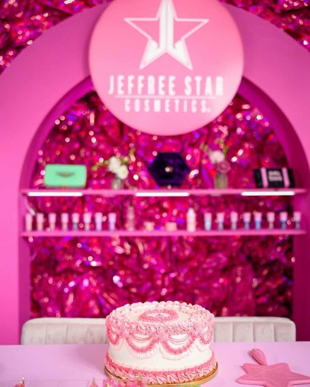 It&rsquo;s not everyday that we get the honor to make a cake for @jeffreestar  @jeffreestarcosmetics 😍!

Congratulations on breaking @tiktokshop_usa  records !

Scroll through to see what Jeffree had to say about our funfetti vintage cake 🥹. 

Plan