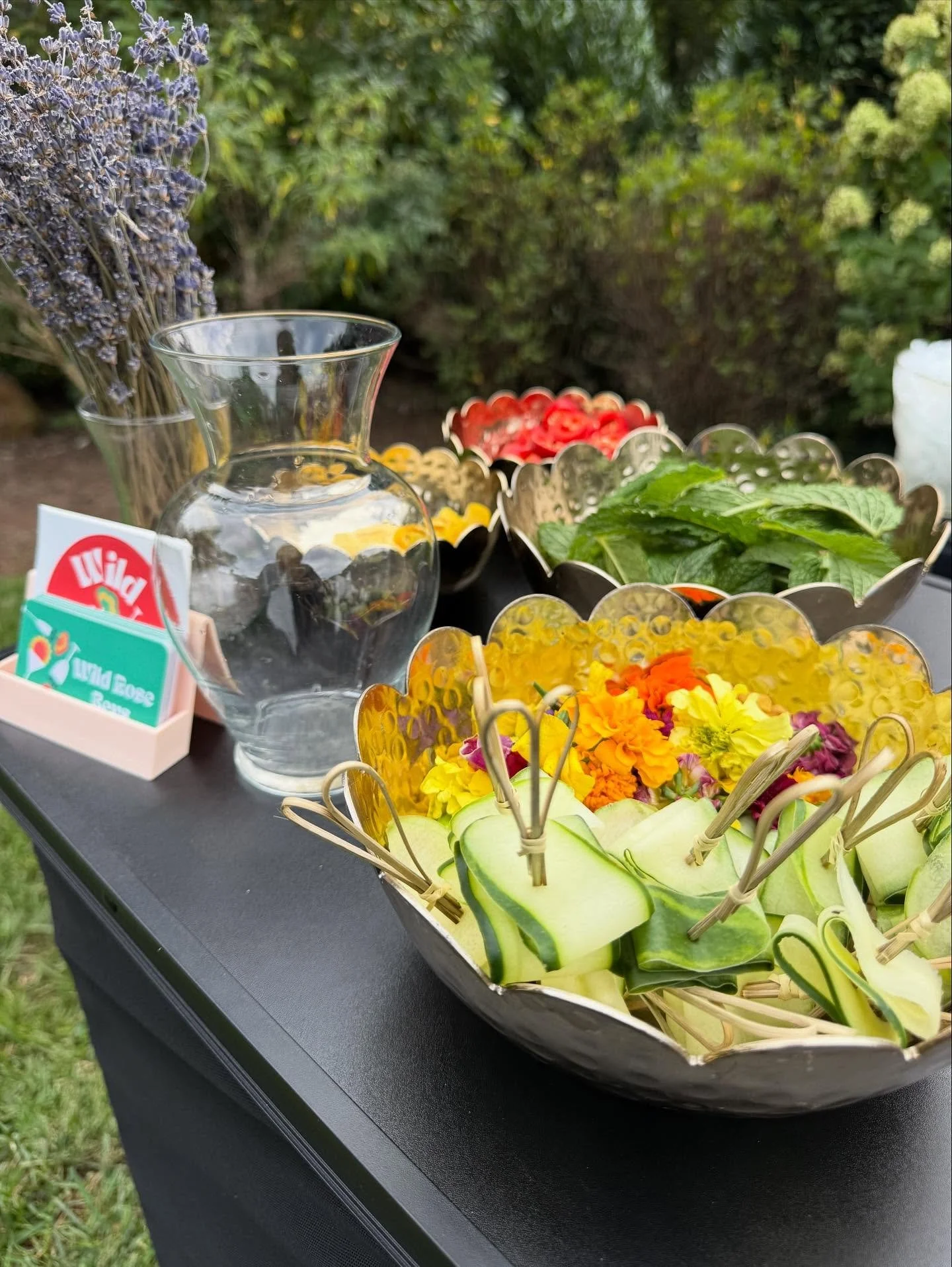 Such an honor doing cocktails &amp; mocktails for @queenlearplay with @ceeechange! It was super refreshing to come up with play specific cocktails and luckily Shakespeare is full of drink inspiration.
Featuring:
🥒CROWN OF WEEDS &amp; WILDFLOWERS: vo