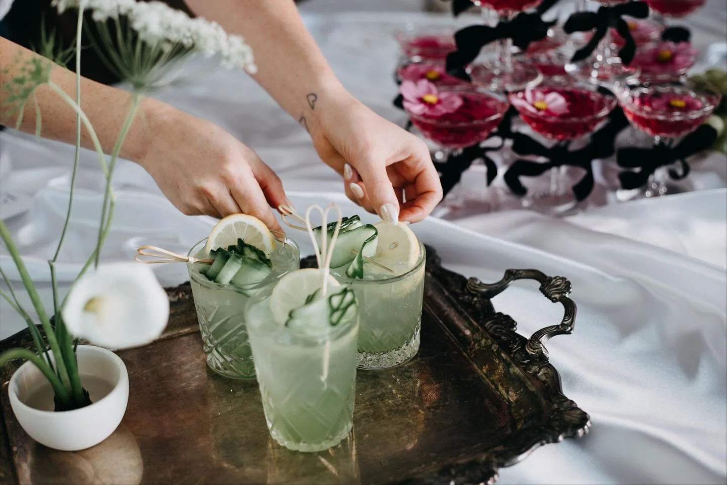 Making sure your cocktails look as good as they taste 💕✨
One fresh garnish at a time. 🌺

💖 @kate_simon_photo @thefrenchmenstaunton @cedarmerefarm @posey.picnicsanddesigns @onelastavocadofloraldesign

#mobilebar #cutedrinks #weddingbar #cocktailhou