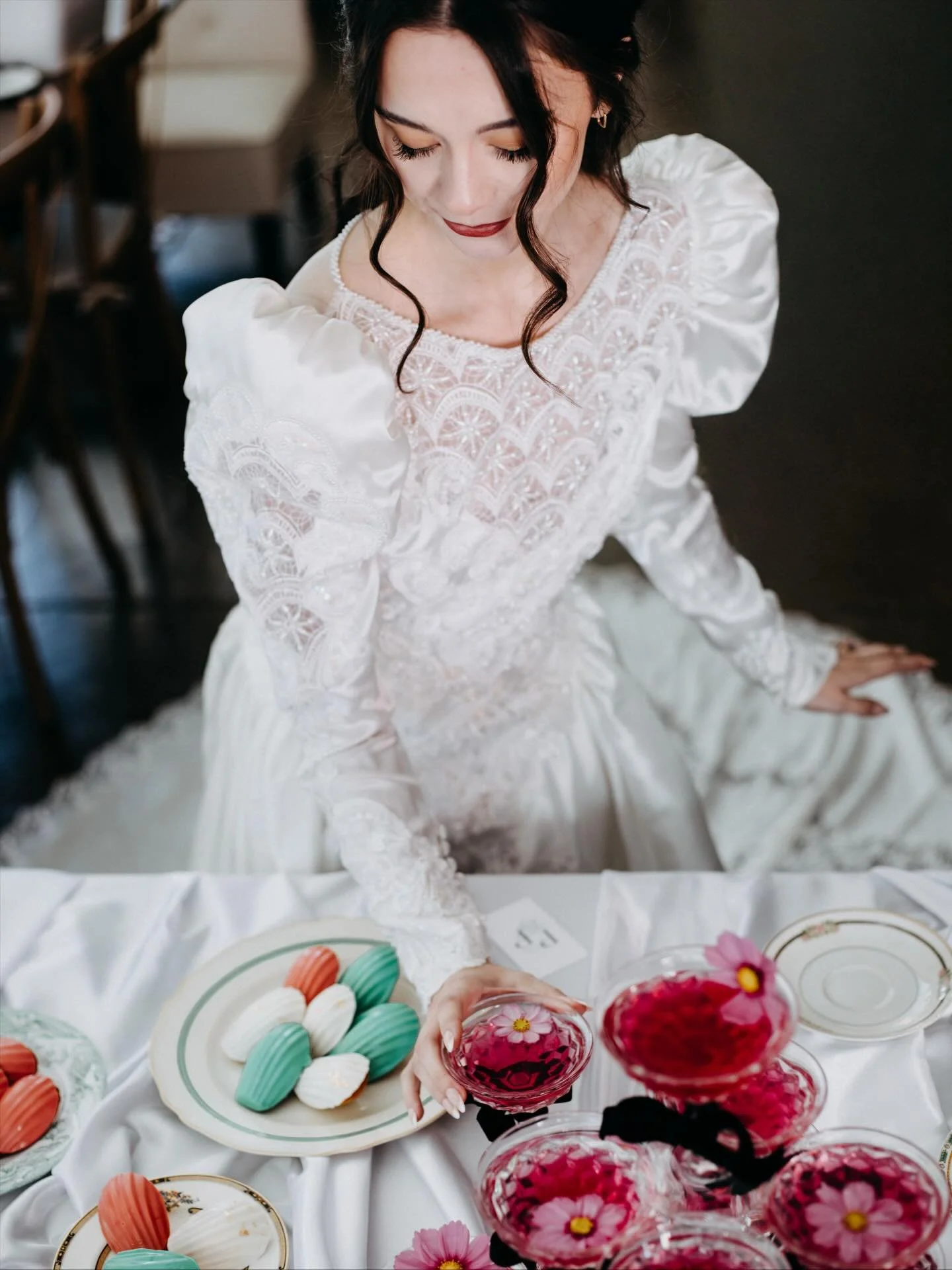 Handcrafted for brides who love a little bloom &amp; a lot of flavor 🌺

Crafted with locally grown amaranth and edible flowers from @cedarmerefarm, this Staunton 75 was the perfect floral moment for our bride at @thefrenchmenstaunton. We love turnin