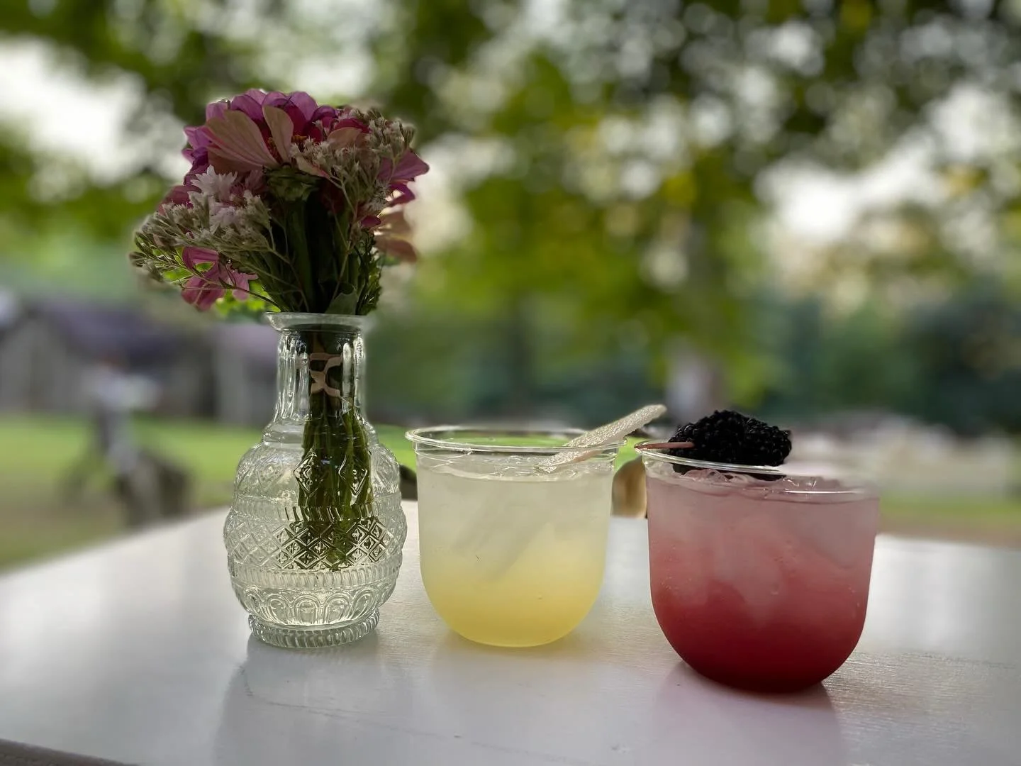 Mocktails deserve their moment too 💖 
All of your specialty cocktails can be mocktails (swipe to see our details sheet) or we can set up a mocktail bar so you don't have to 💁🏻&zwj;♀️
ft: blackberry ginger bramble, pear spritz, and a lavender lemon