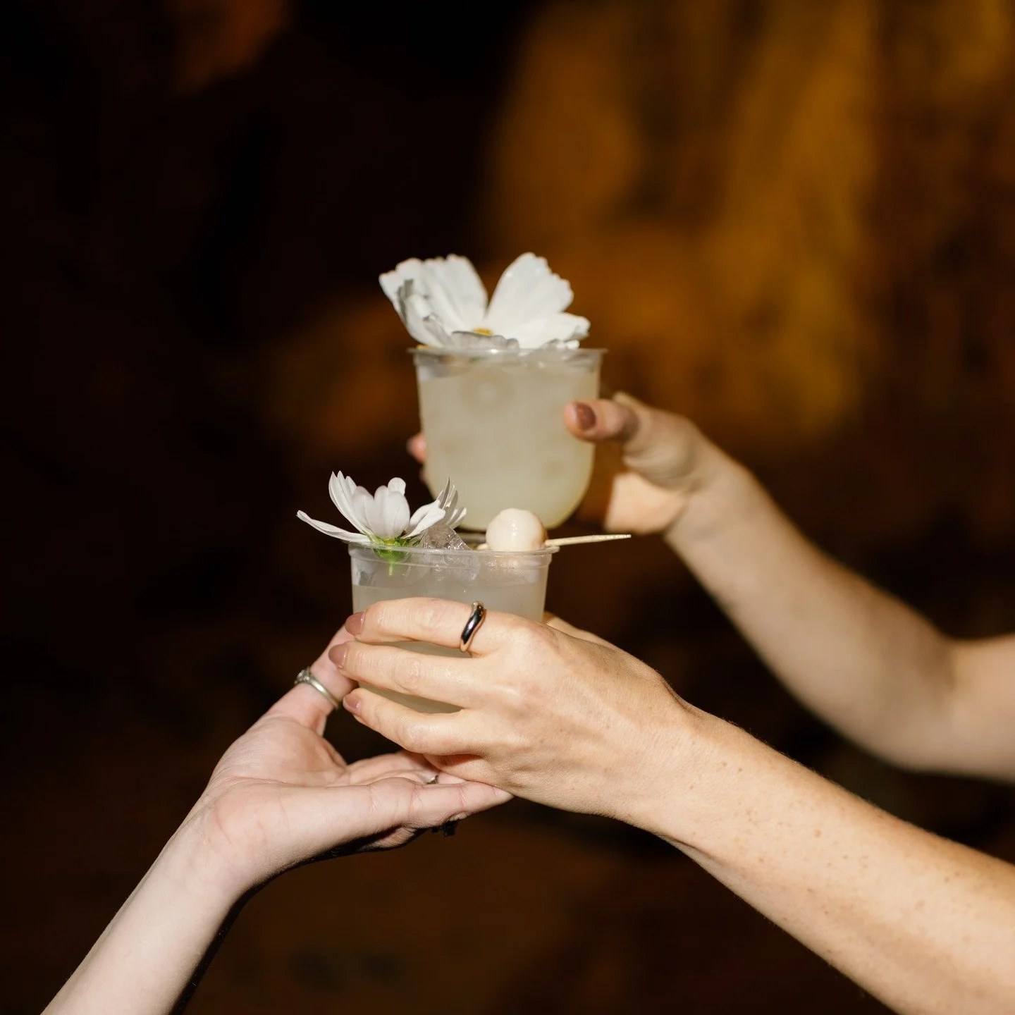 When your craft margaritas bloom with edible flowers&hellip; you know it&rsquo;s a Wild Rose event. 🌸

Locally sourced flowers from @cedarmerefarm 
 Unforgettable venue @shenandoahcaverns 
Talented 
@graceinezphotography for capturing and @hdeventsd
