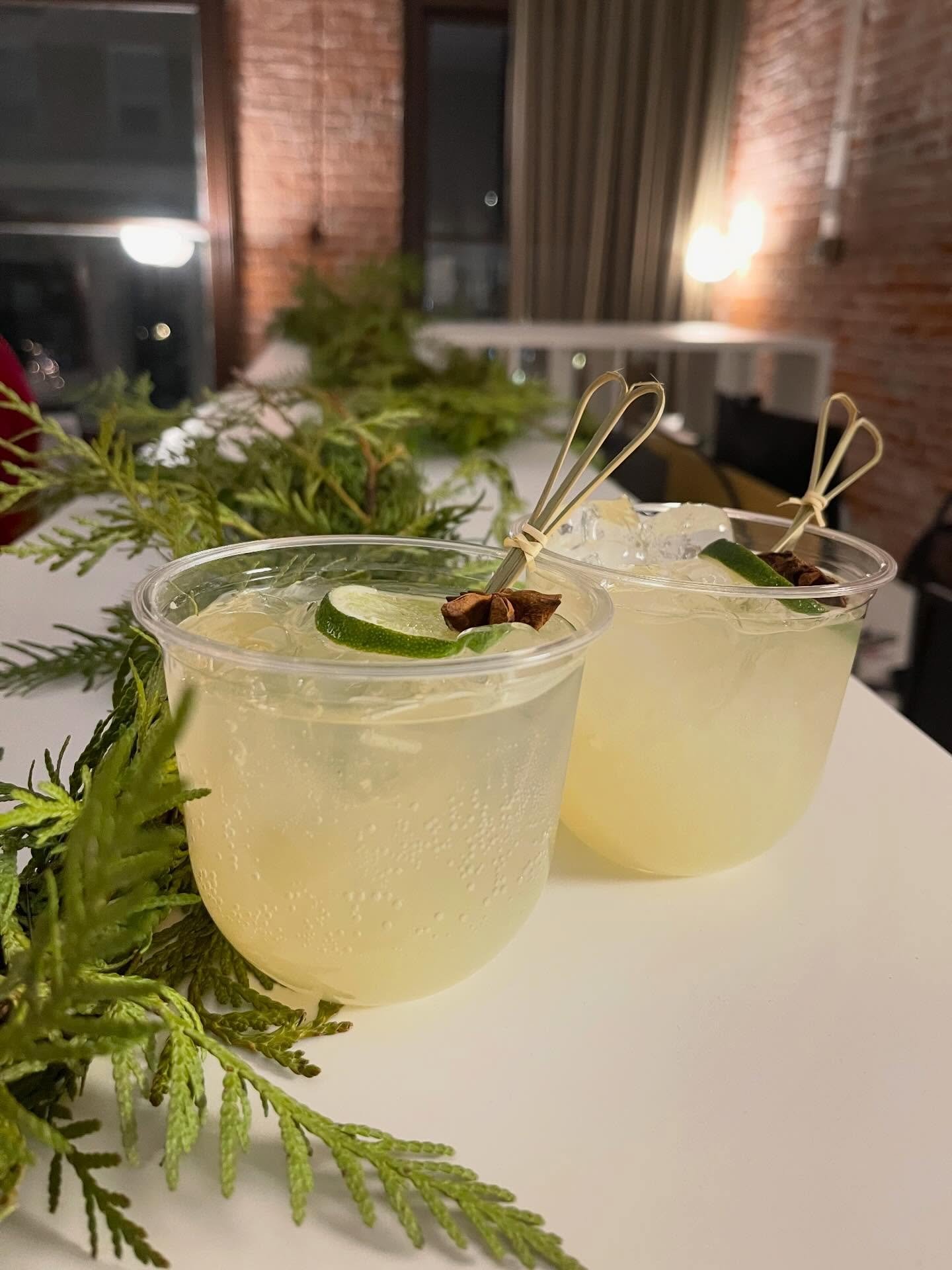 Fashionably late, but still savoring these cute holiday cocktails and mocktails 🥂
So grateful for a season full of festive drinks, wonderful clients, and celebrations worth toasting 💖💖

🔗 in bio to get cute drinks at your 2026 parties &amp; weddi