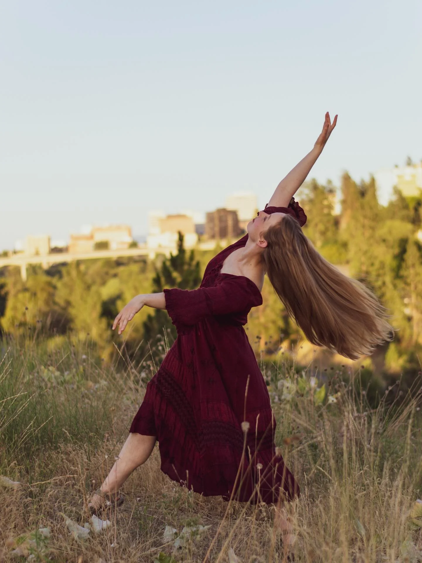 Please join us in wishing company dancer Grace Barnes the happiest of birthdays! Grace tackles all of her movement with intention, is the master of side tilts &amp; brings artistry to everything she does. We love you, Grace&hearts;️

📸: @marenn33