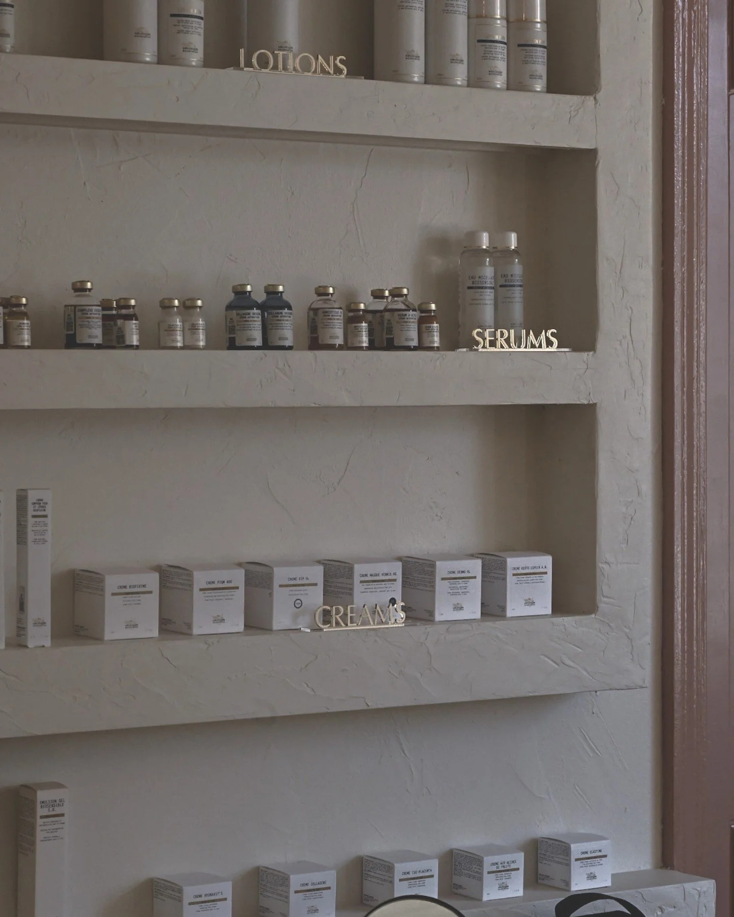 A little holiday glow, bottled and waiting. Warm rooms, slow moments, and skin that feels taken care of ✨🎄

Skip the bustle this season &mdash; you can shop it all online now and stay in your cozy era at www.spaashton.com 

#holidayseason #luxuryski