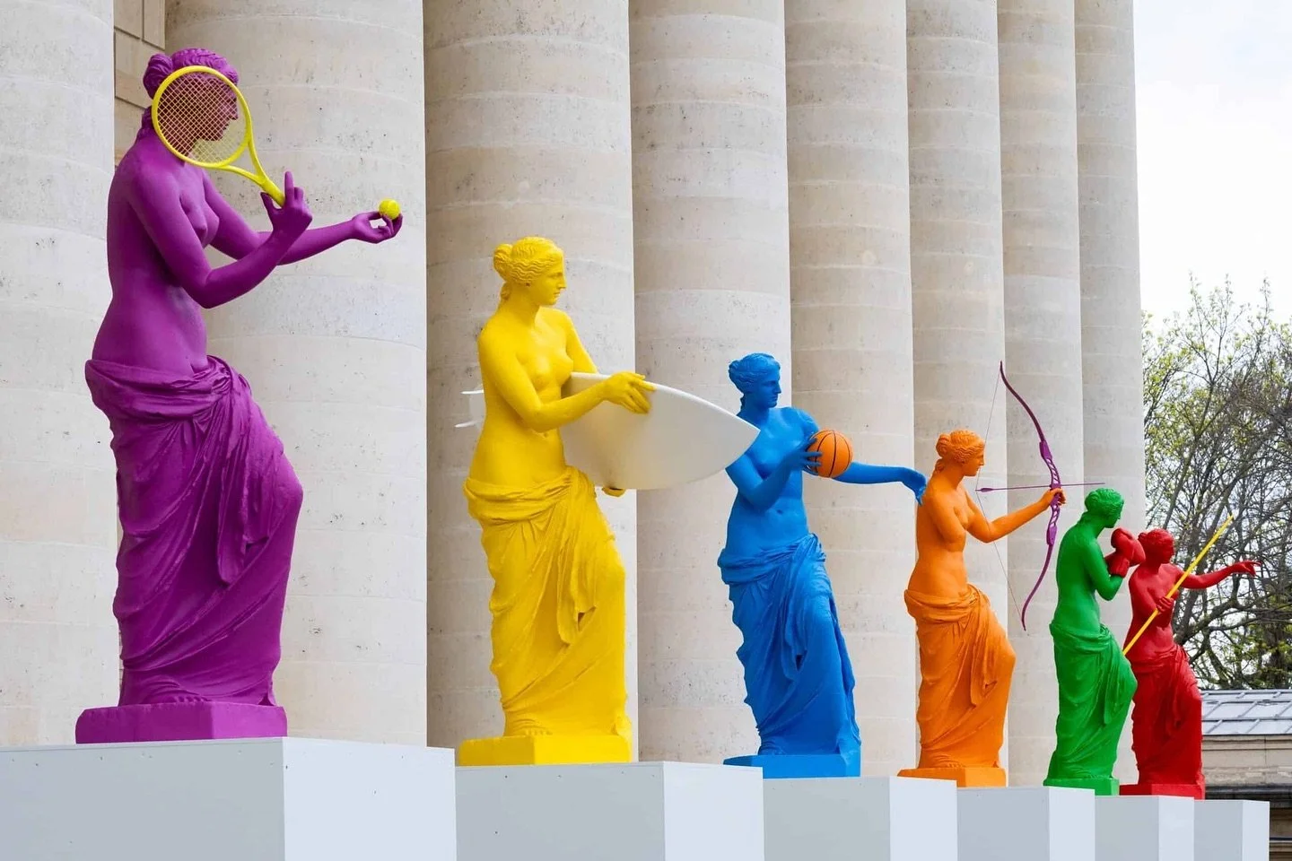 We&rsquo;re in love with these sculptures by French artist @laurentperbos in promotion of the 2024 Olympic Games in Paris &hearts;️ The Venus de Milo, one of the most iconic works of Ancient Greek art, has left its home at the Louvre for a temporary 