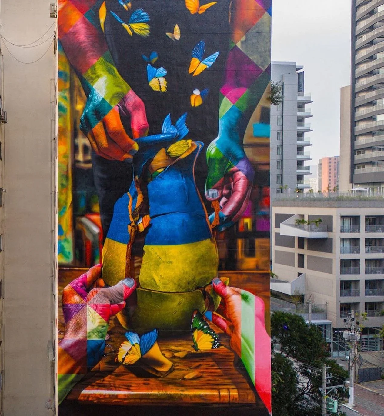 A close up of our latest work with Brazilian street artist KOBRA @kobrastreetart 🇧🇷🔥 

📍 Av. Pedroso de Morais, 144 - Pinheiros, S&atilde;o Paulo 

Powered by @lawless_studio @insidefreuds @ukrainian_institute 🙏 

💌 For work and collaborations 