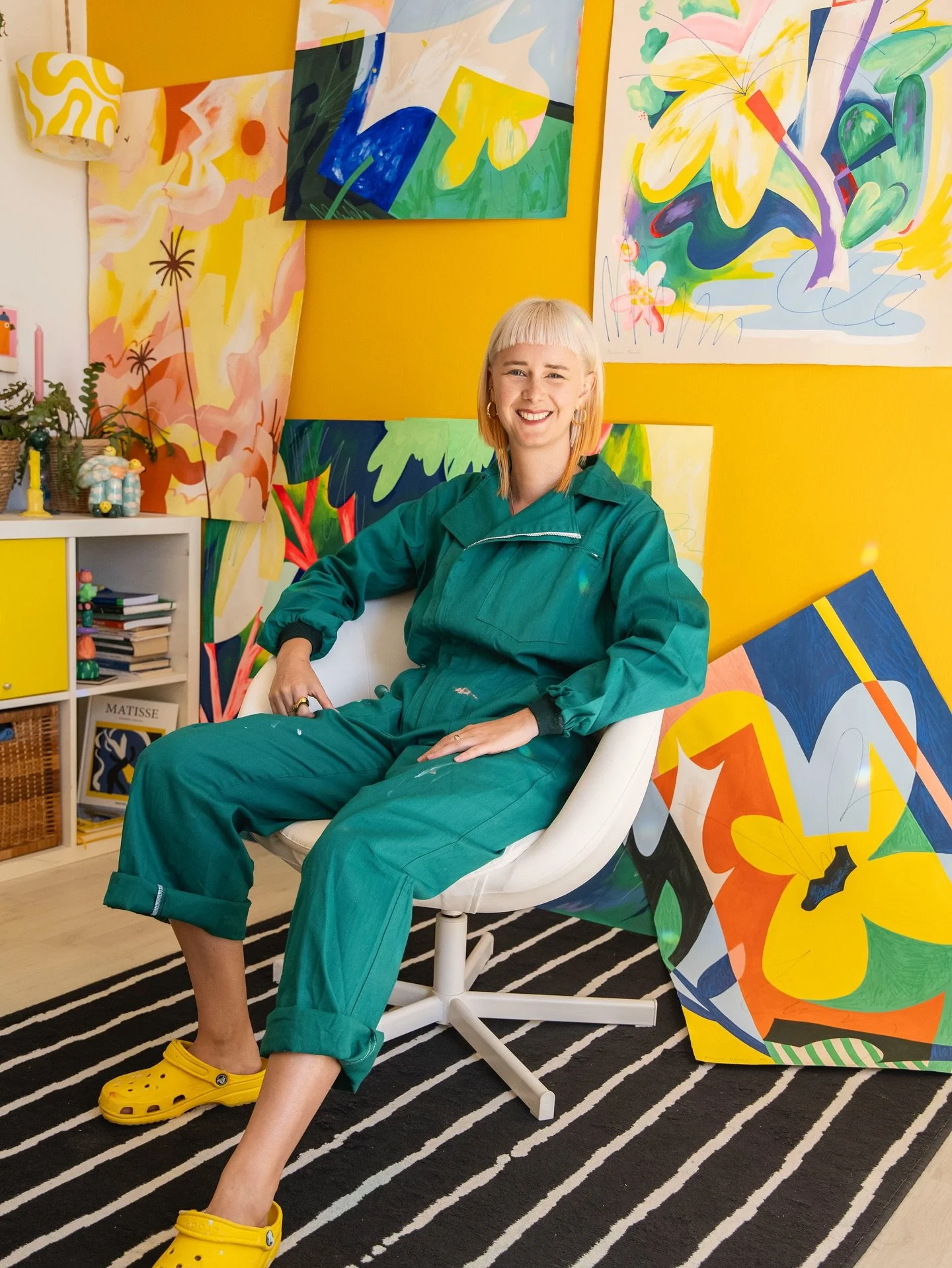 Artist highlight ⚡️
Dive into the world of Perrine Honor&eacute;, a French muralist, painter, and illustrator based in Barcelona, turning everyday life into vibrant, whimsical adventures. She&rsquo;s collaborated with brands like Bombay Sapphire, Hox