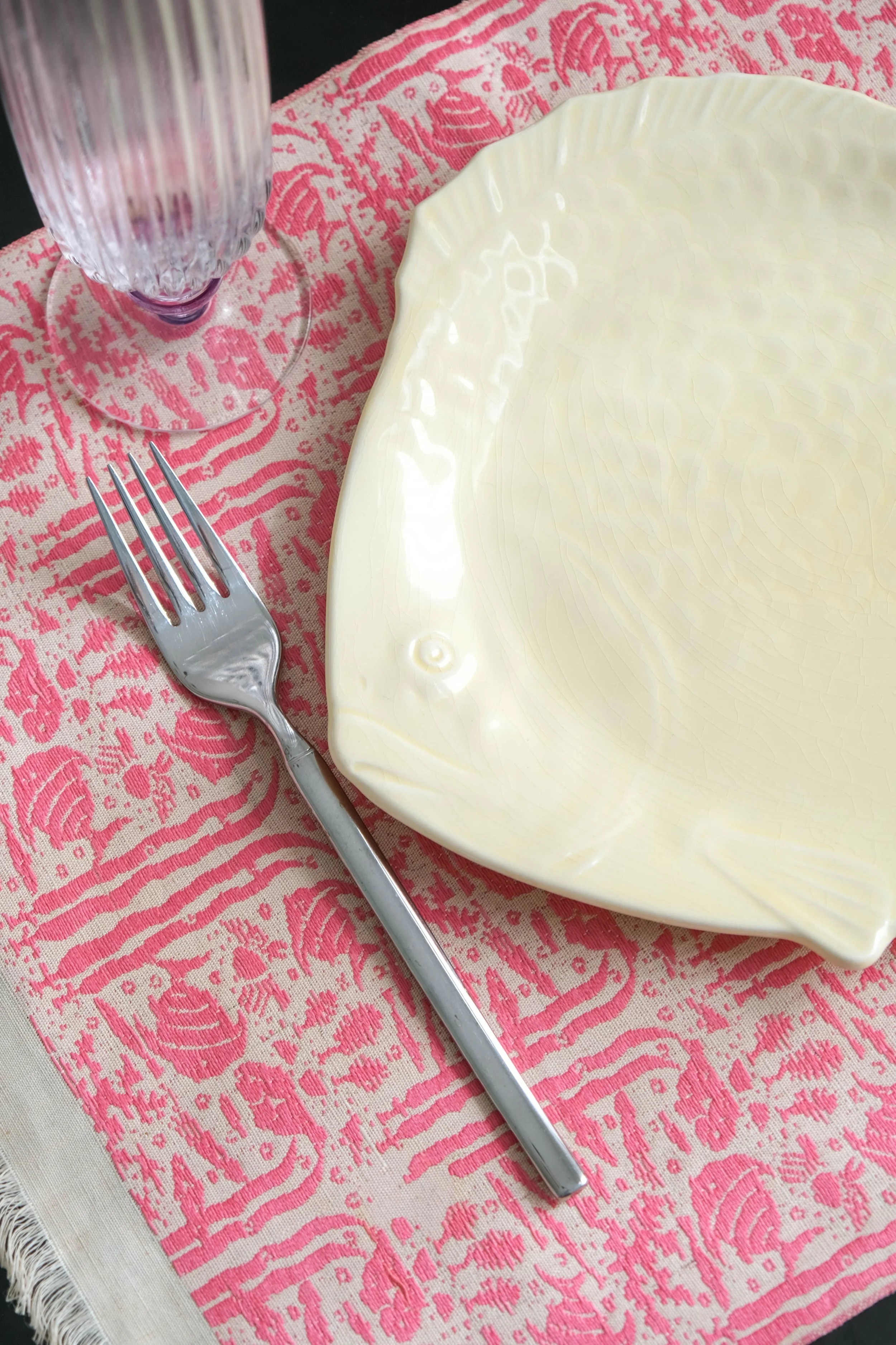 Mid Century Woven Linen Raspberry Fish Placemats