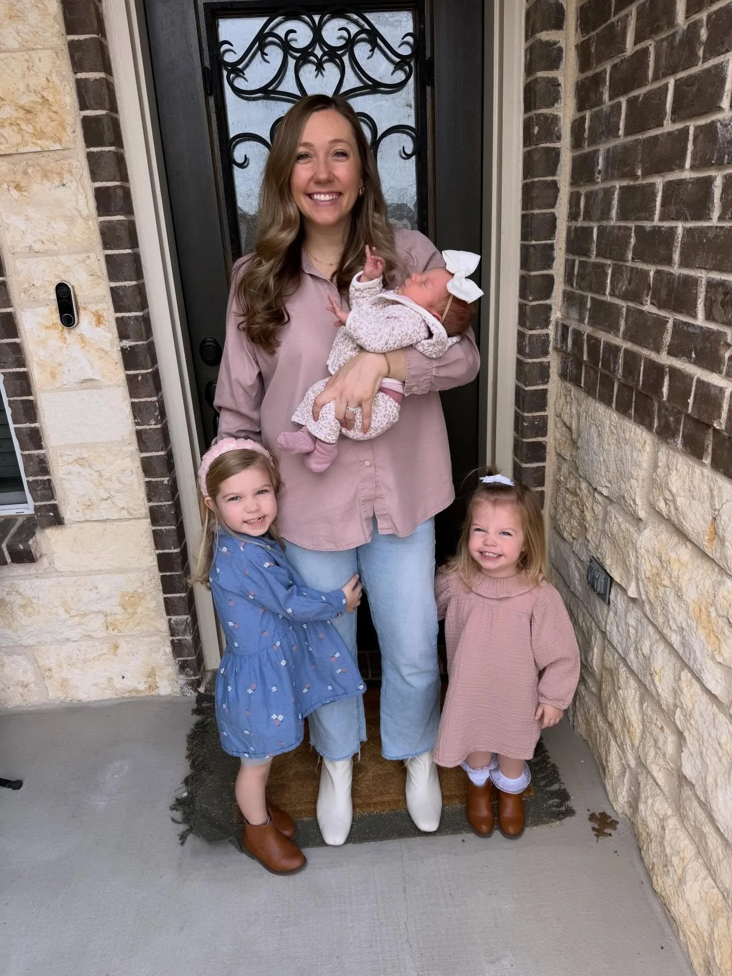 Life has changed in the most beautiful, chaotic, and meaningful ways 🤍
Since starting this business and this page, I&rsquo;ve also become a mom to three girls&mdash;while learning how to balance it all.
I love what I do as a therapist, and I love be