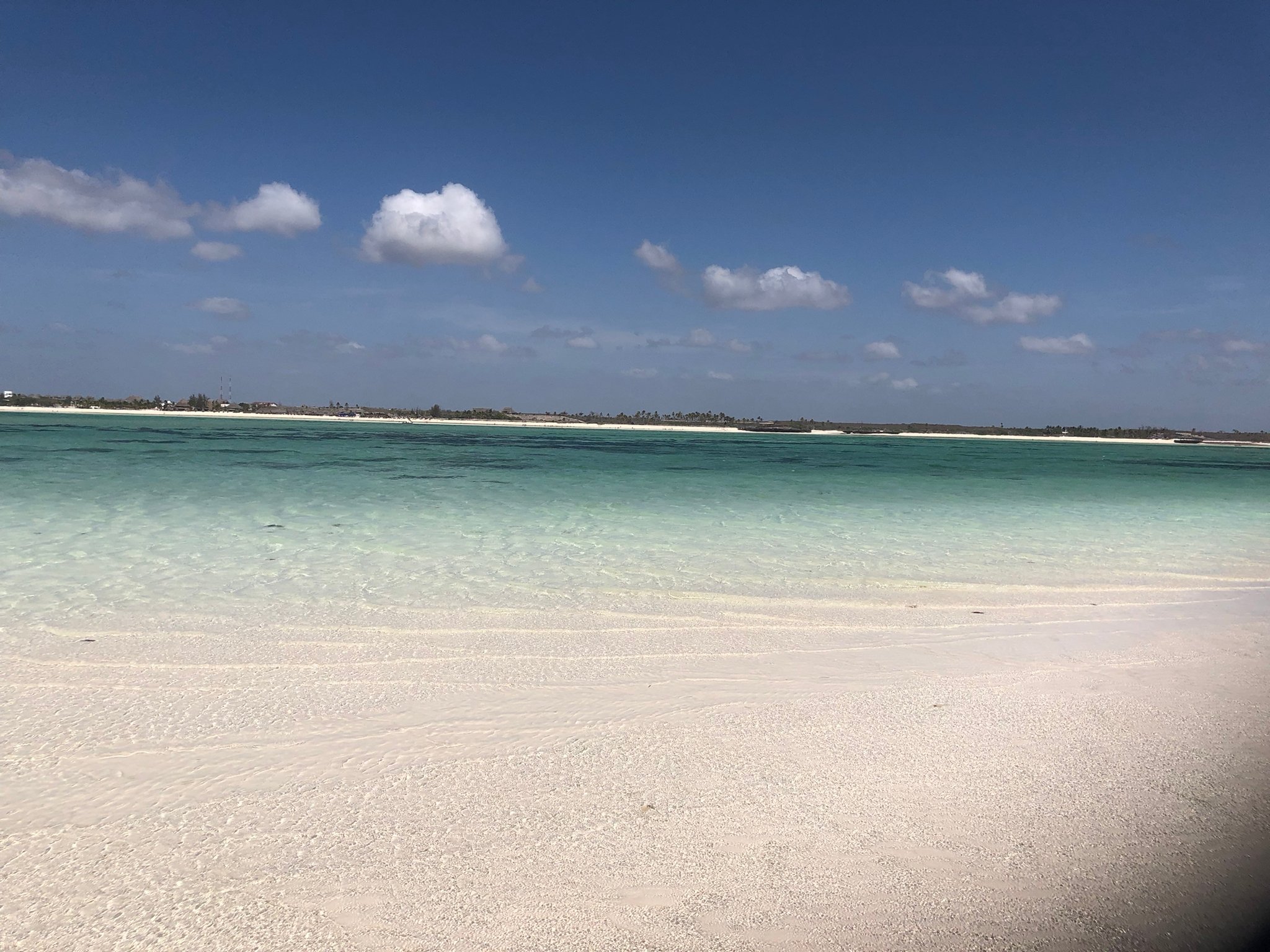Crystal clear waters and beach - Alfajiri House & Fishing Kenya