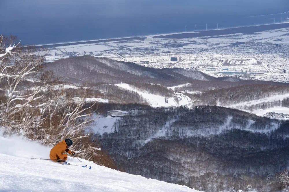 Skier at tiene sapporo ocean views