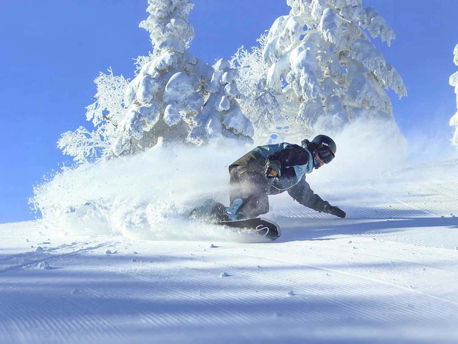 Snowboarder in fresh powder at Appi Kogen