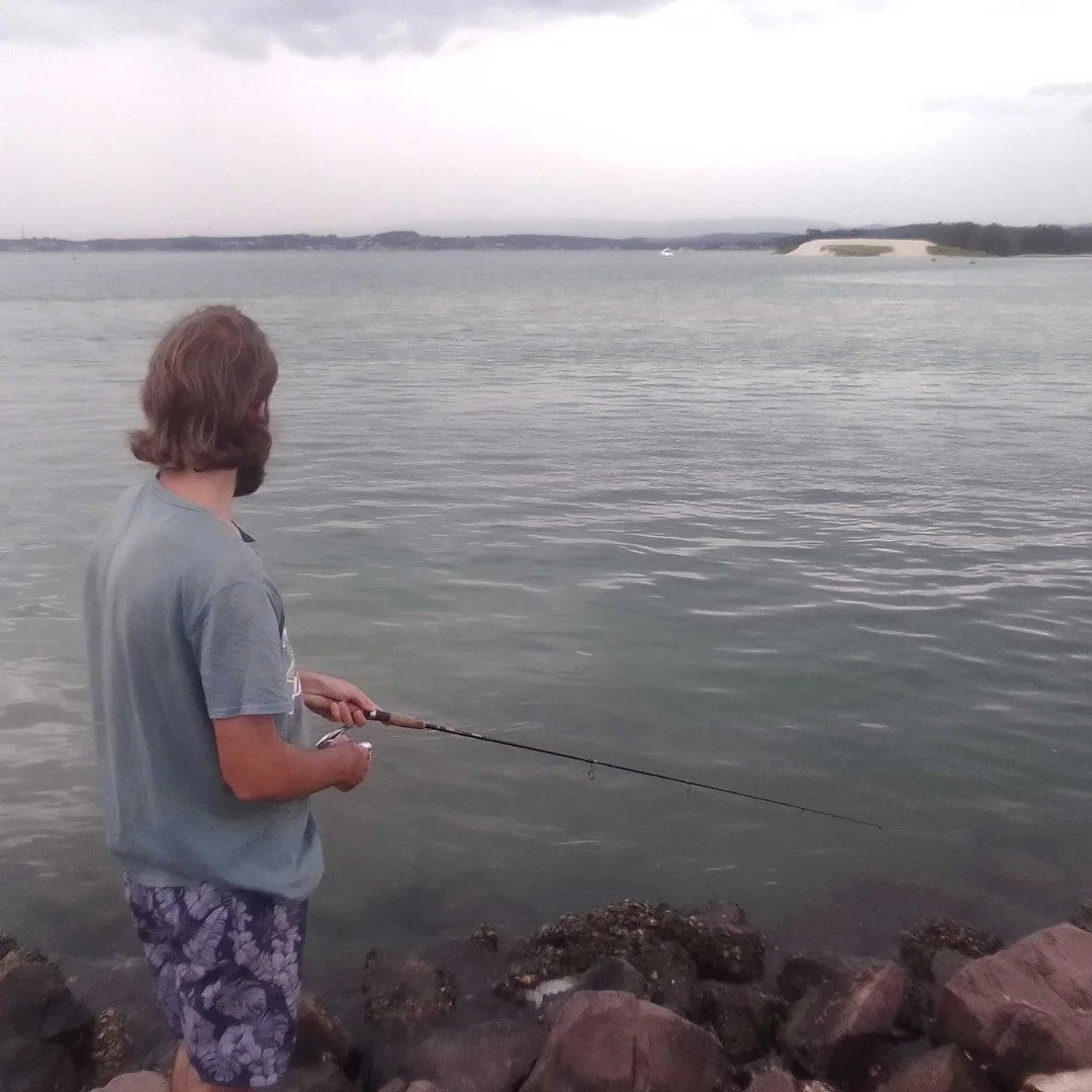 A slightly rainy day, but the perfect time to hit the shore and do a spot of fishing! 🪢Fishing is a great activity to do solo or in our case with a friend 🐠 can you guess what we caught?!