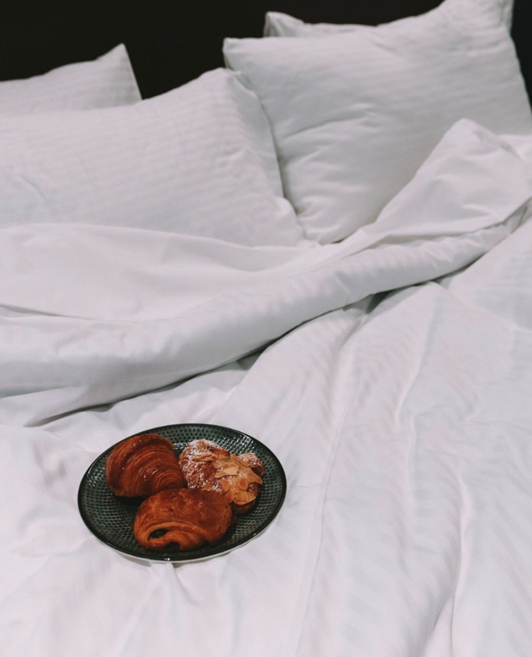 Is there anything more indulgent than breakfast in bed?

With our room service delivered straight to your door, you can savour every moment of the morning in the comfort of your own bed. It's the perfect way to start your day 🥐💫