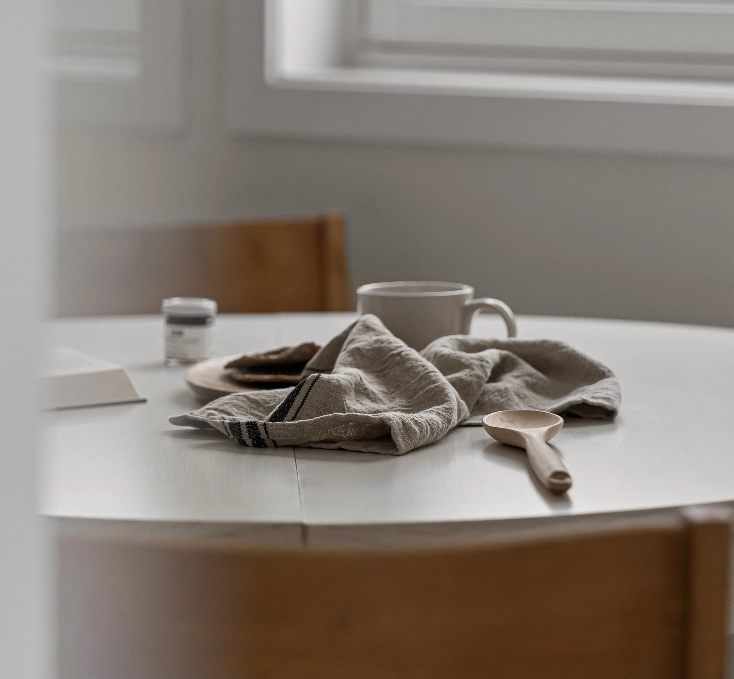 Relaxed dining table experience with a napkin, spoon and coffee cup