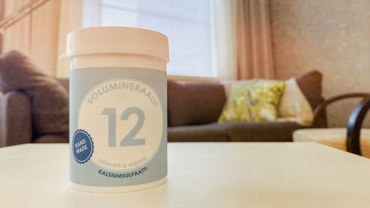 Solumineraali® 12 kalsiumsulfaatin saat Soluakatemian uudenlaisesta solumineraalikaupasta.